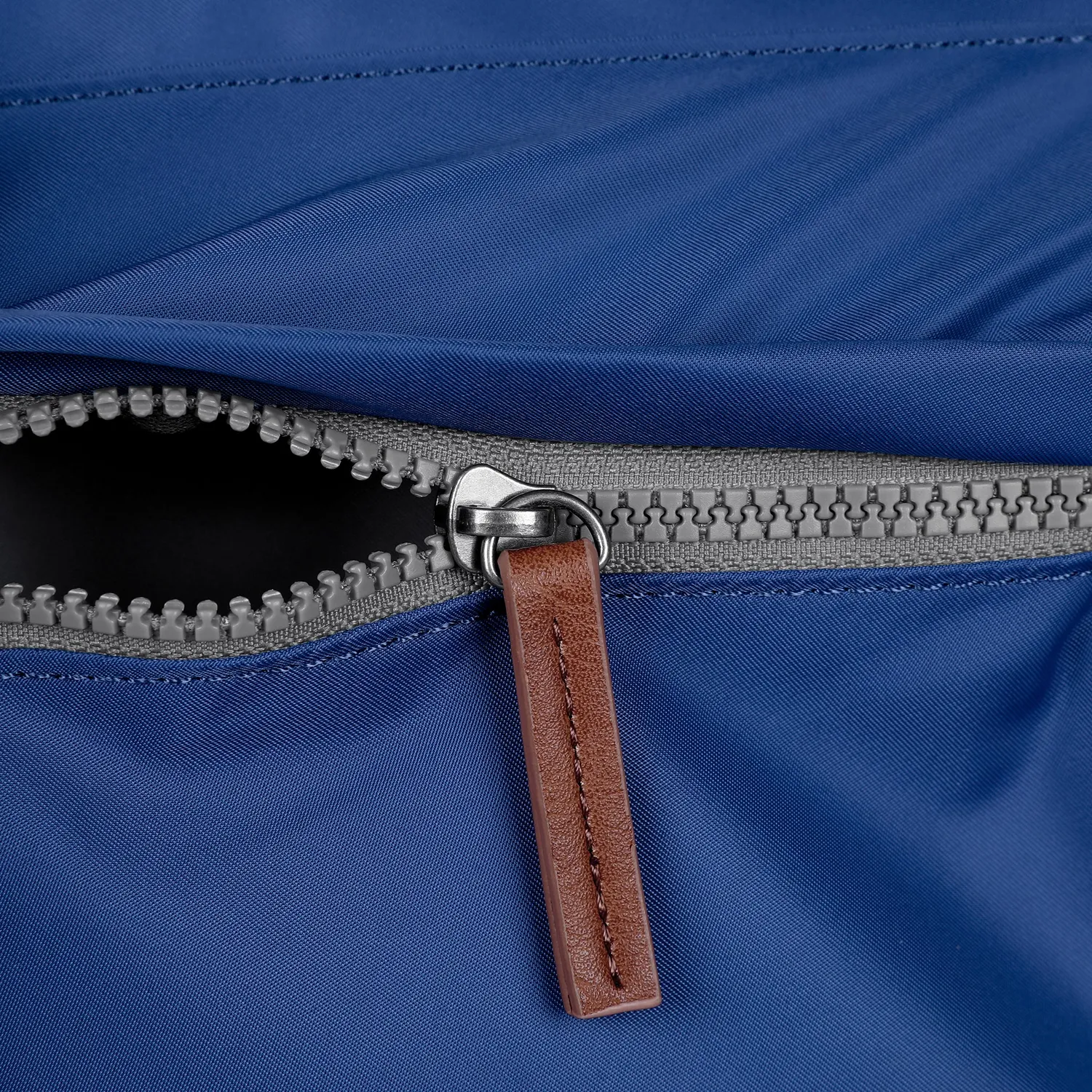Roka London Kennington crossbody burnt blue vandafvisende