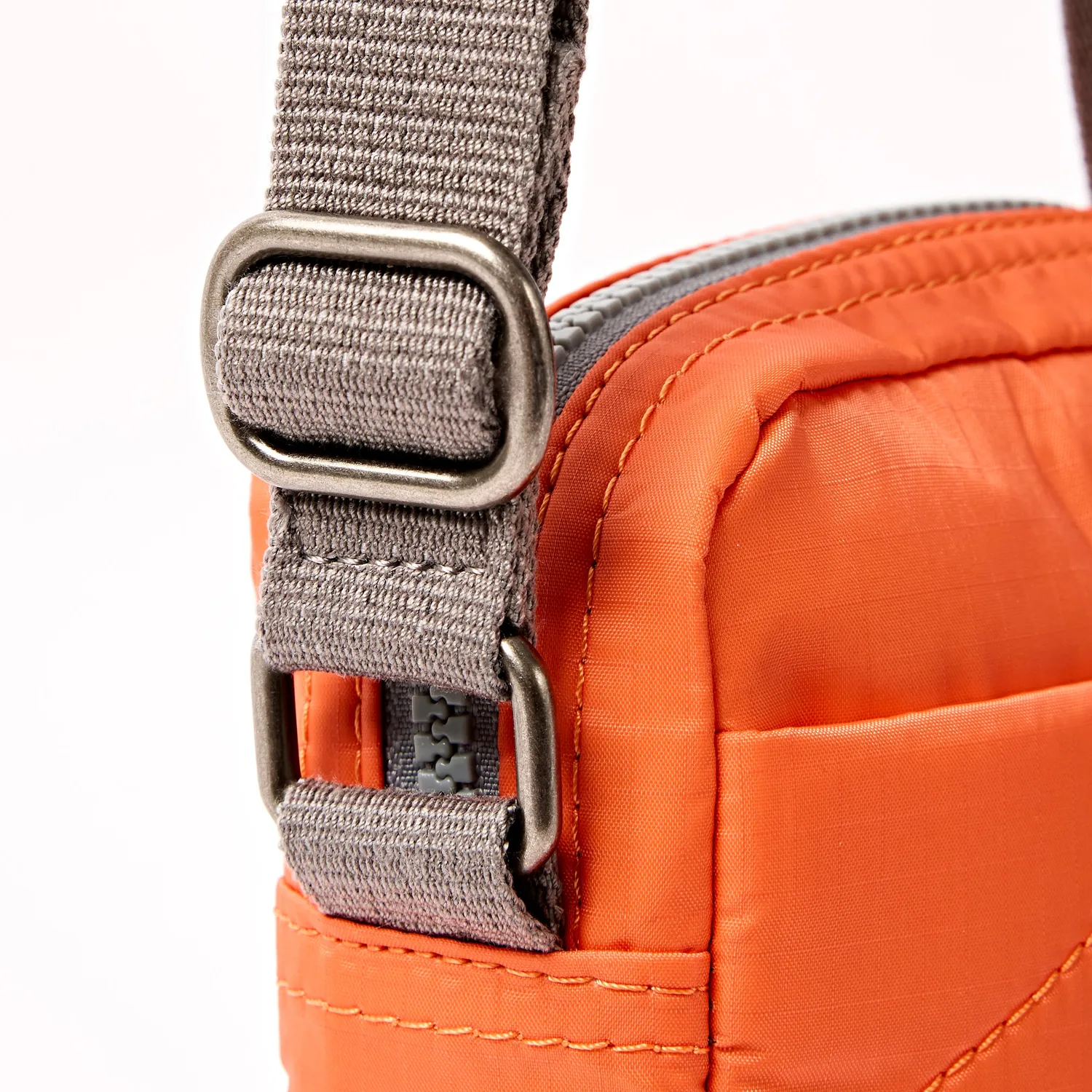 Roka London Bond Pocket Crossbody skuldertaske Tangerine S let