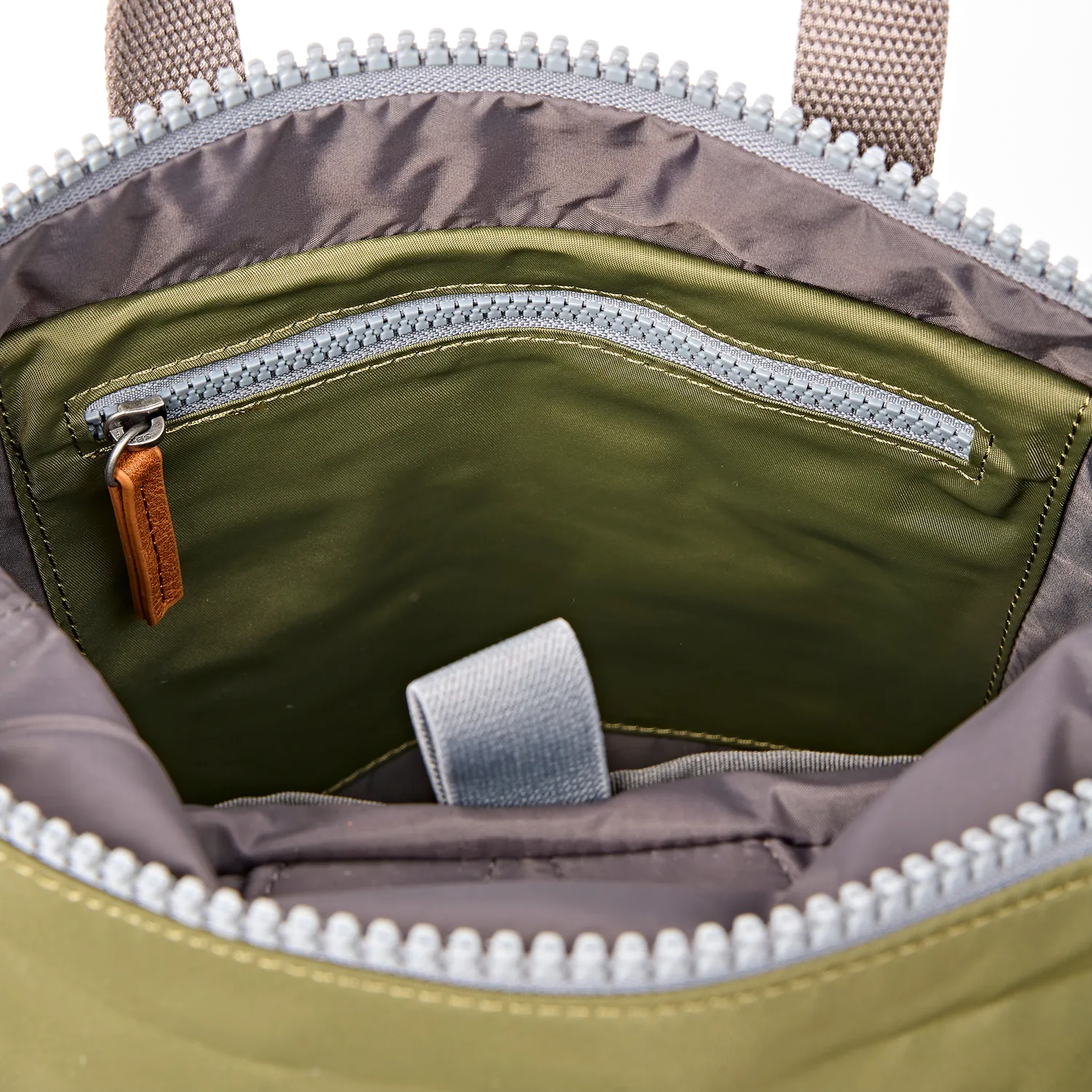 Roka London Canfield Roll Top rygsæk Chive M 16,4 liter