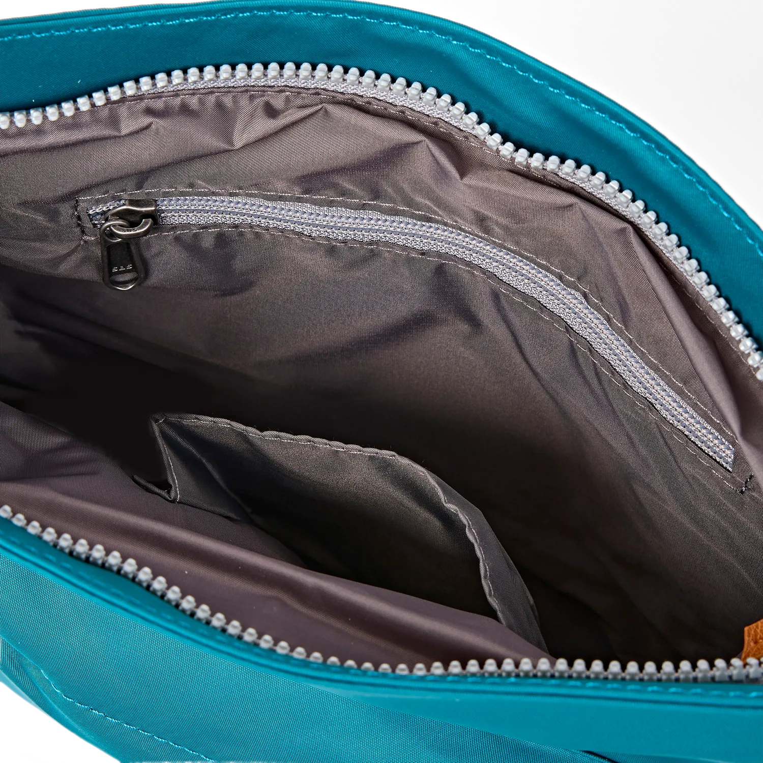 Roka London Kennington Crossbody taske North Sea genbrug