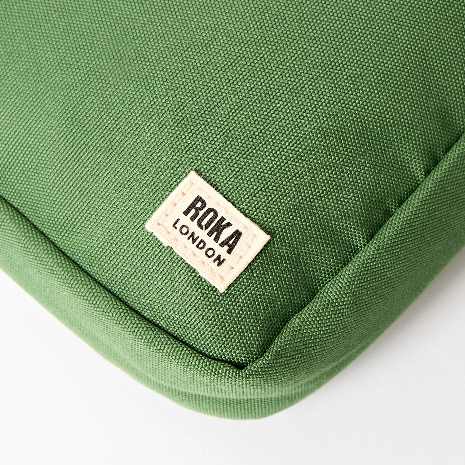 Roka London Bond Pocket crossbody taske Artichoke Small vegansk