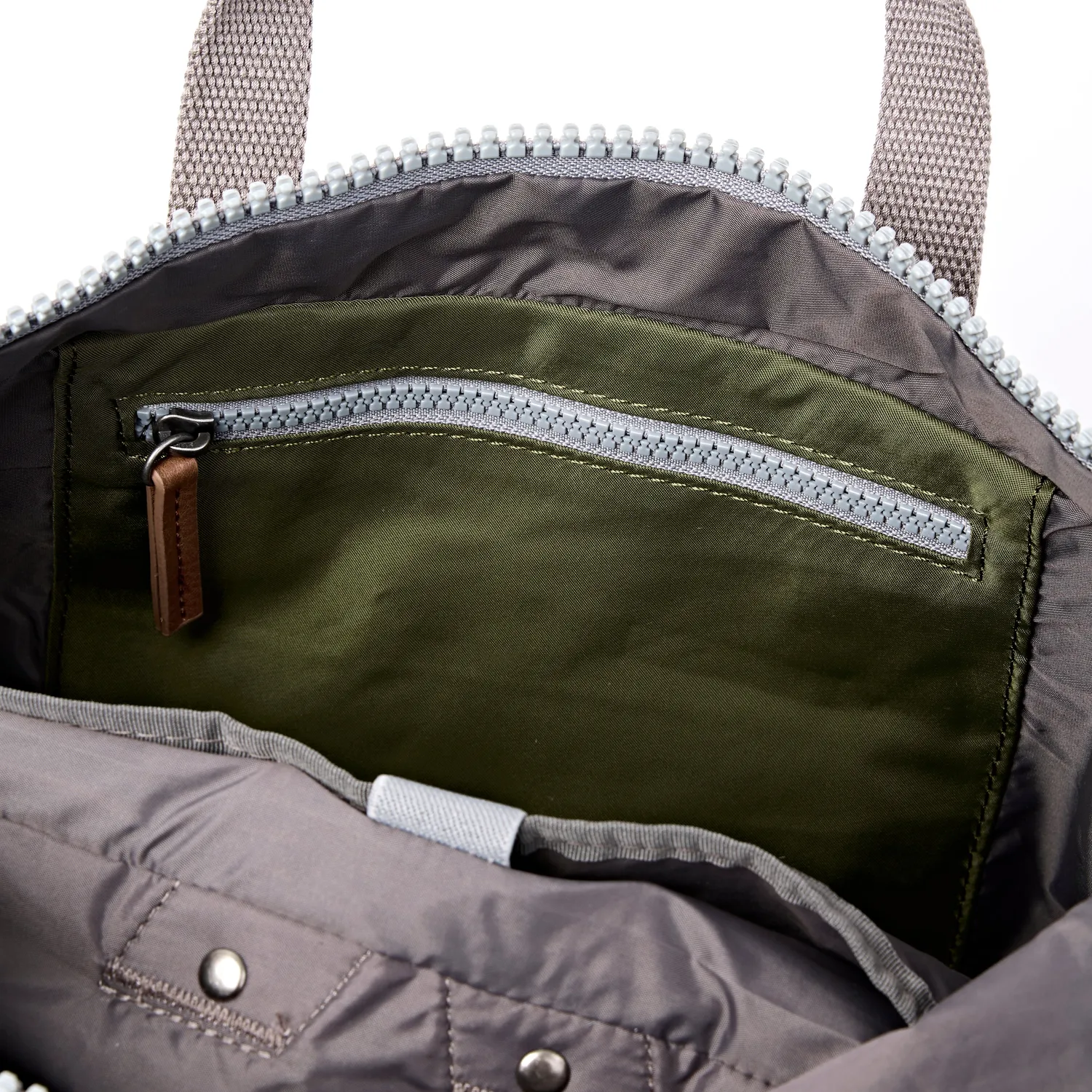 Roka London Canfield Roll Top rygsæk Military Medium 16,4 liter