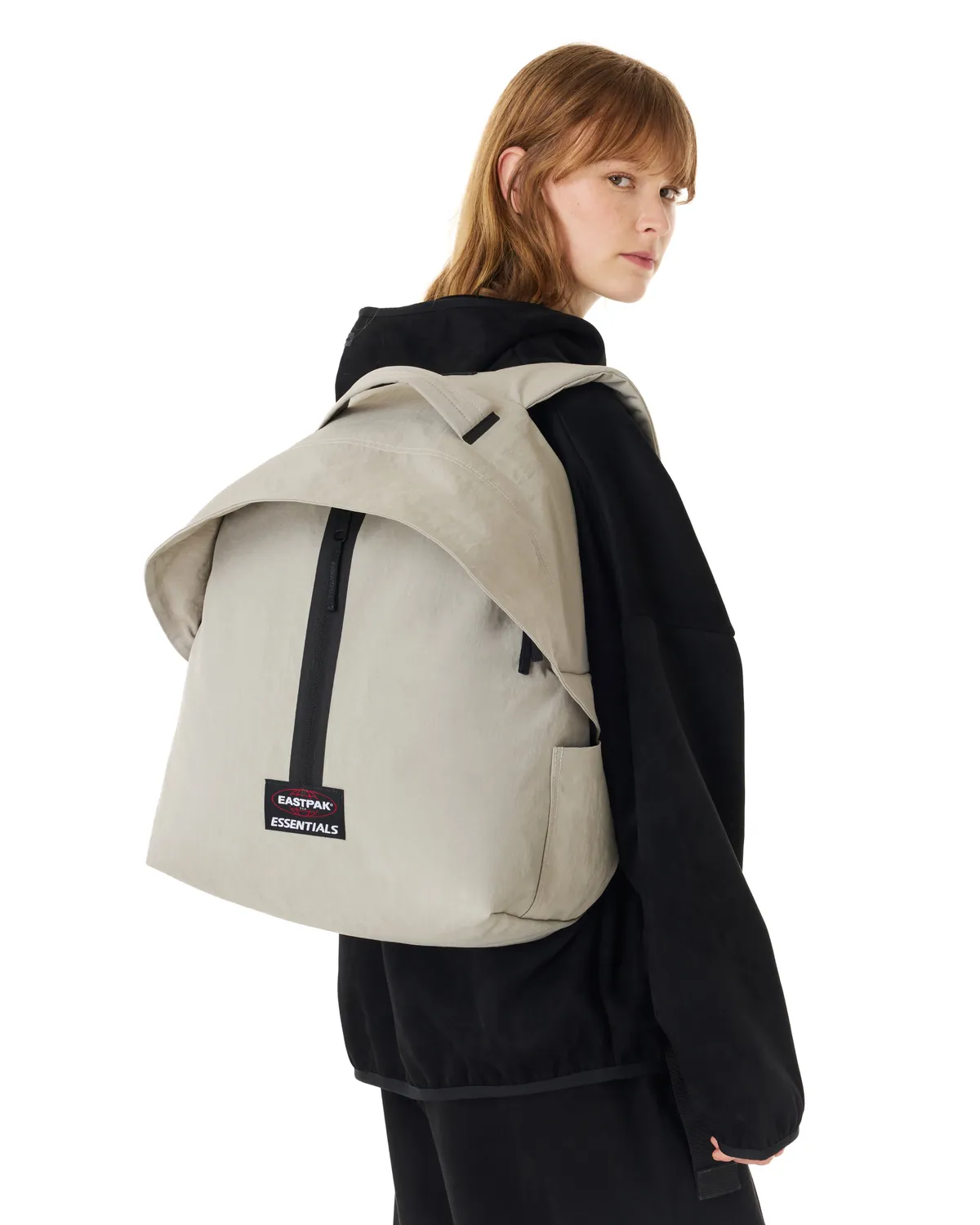 Eastpak Essentials rygsæk Cement Medium regnslag
