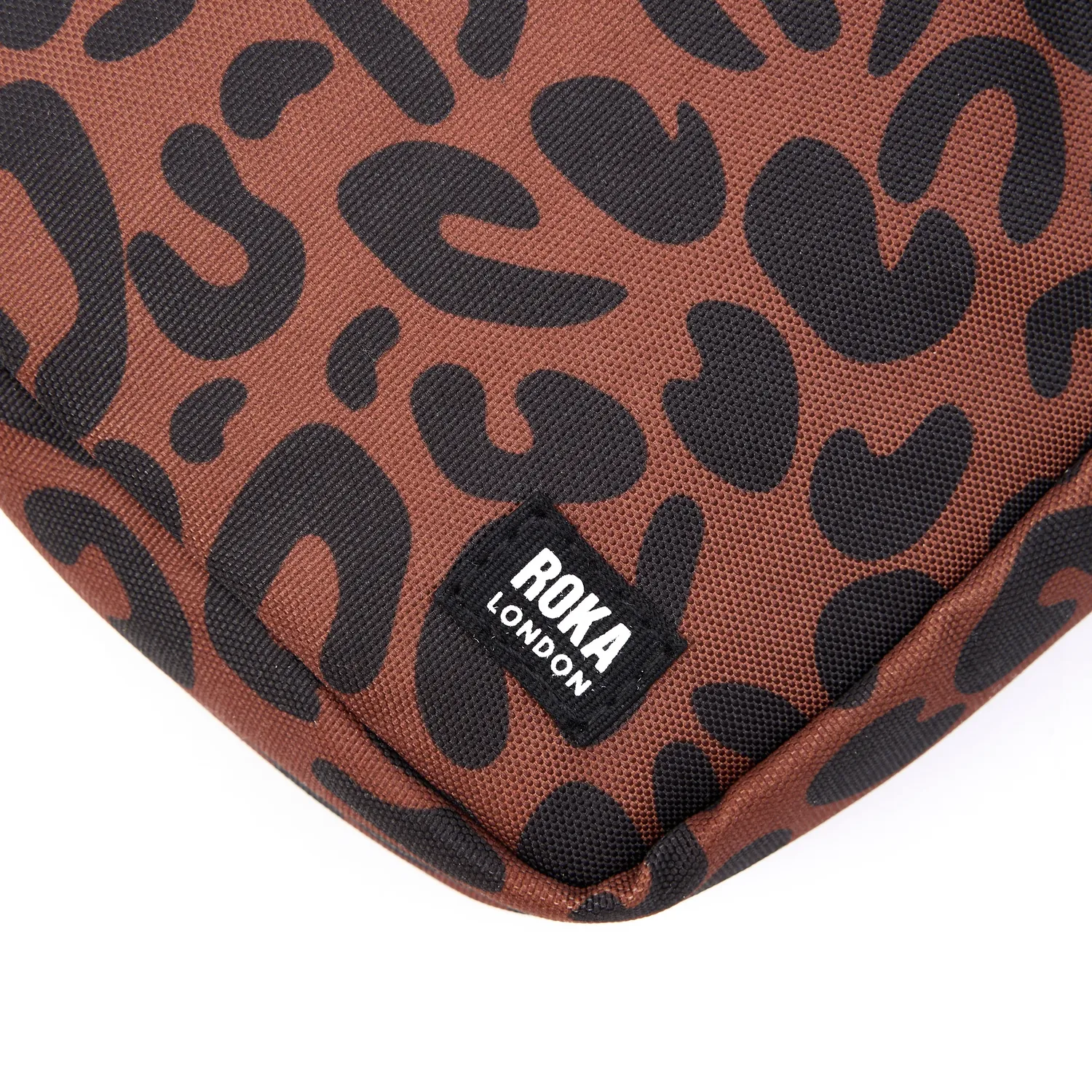 Roka London Bond Small crossbody scarlet leopard 1,5 liter