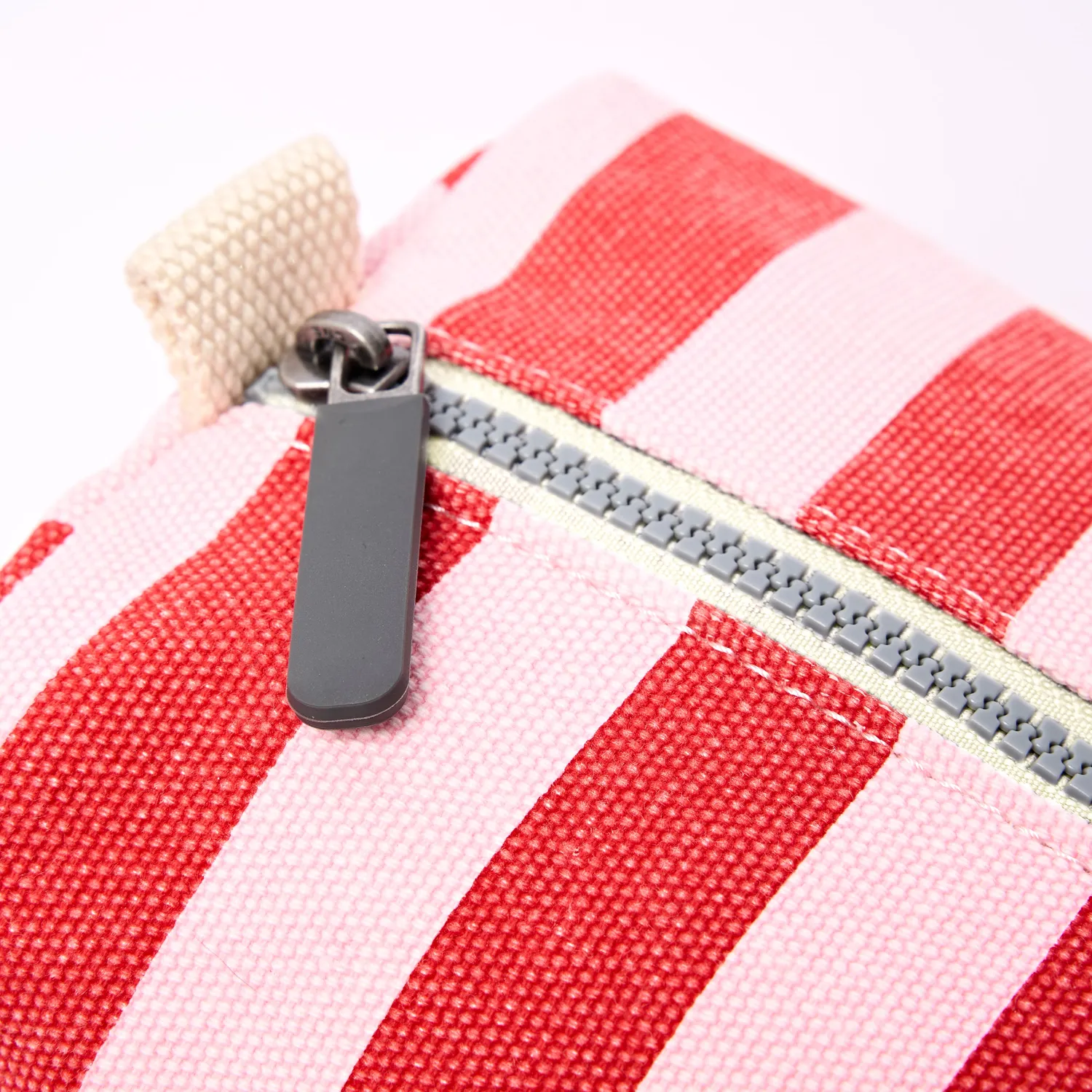 Roka Maygrove toilettaske Strawberry Stripe Small 4,8 liter