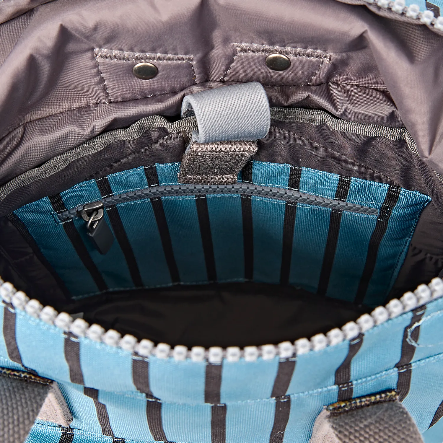 Roka London Canfield Roll Top rygsæk Blue Stripe vegansk