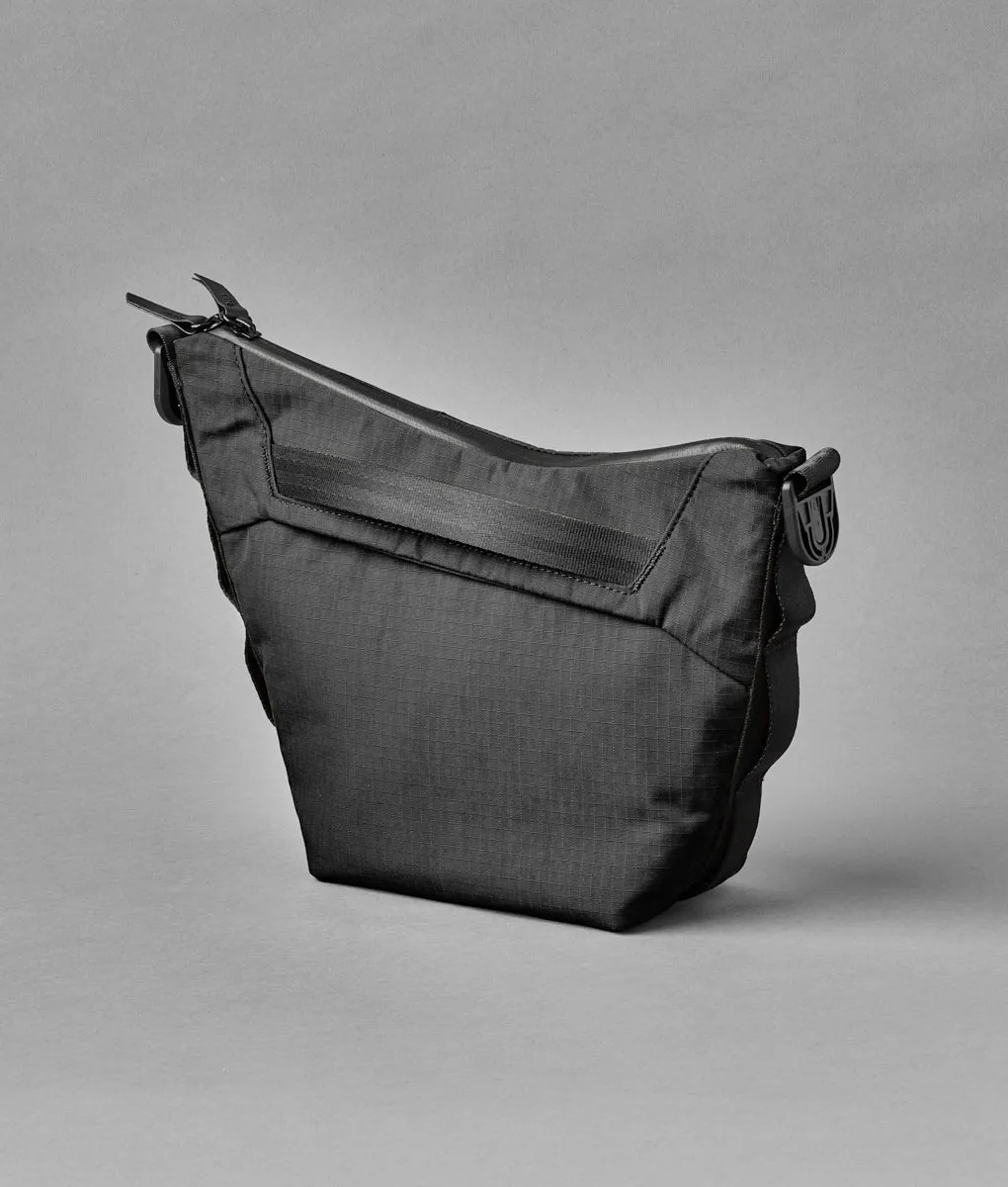 Alpaka Flow Satchel 2L skuldertaske sort kompakt