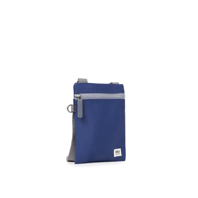 Roka London Chelsea Pocket Sling crossbody taske Crisp Blue XS