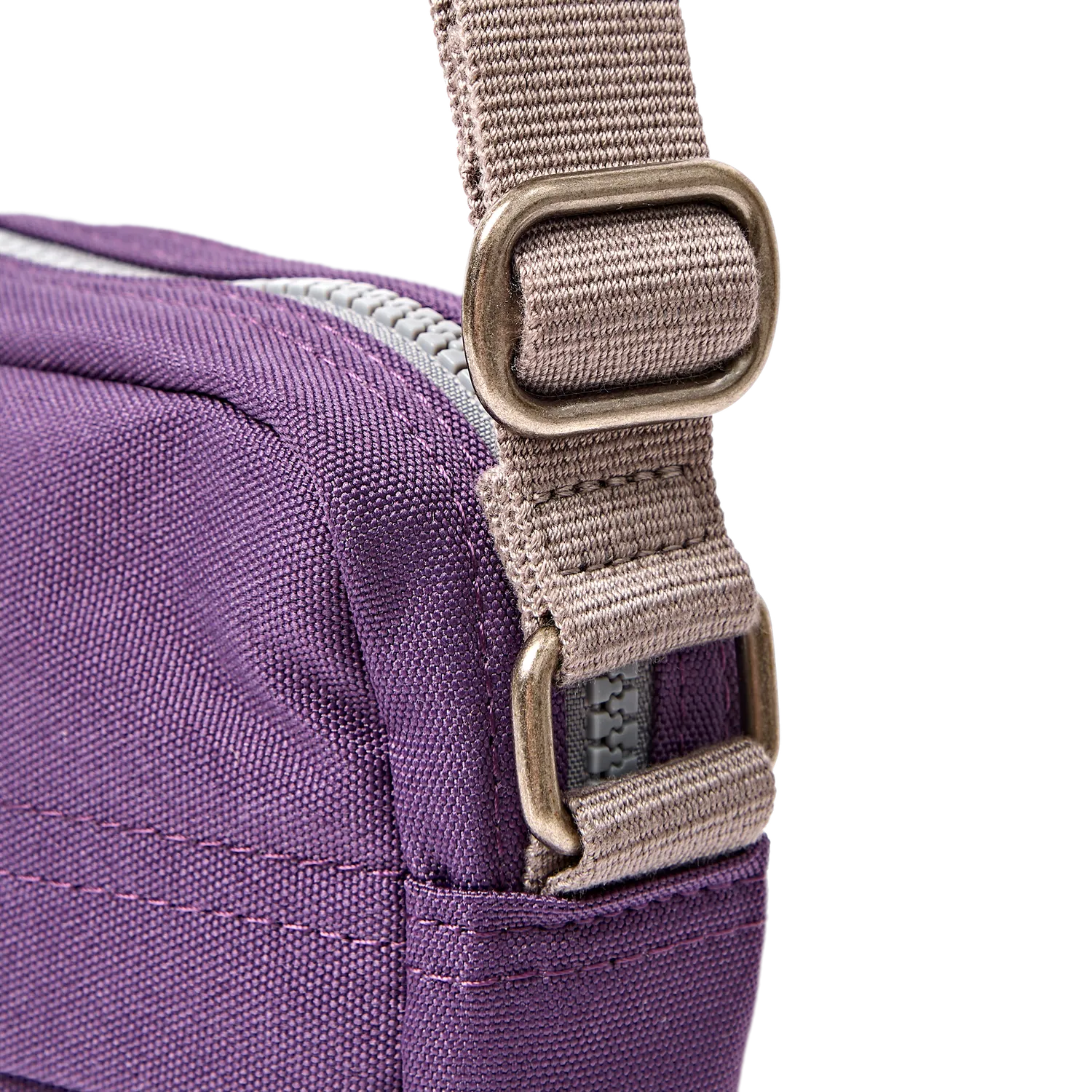 Roka London Bond Small crossbody taske Deep Grape 1,5 liter