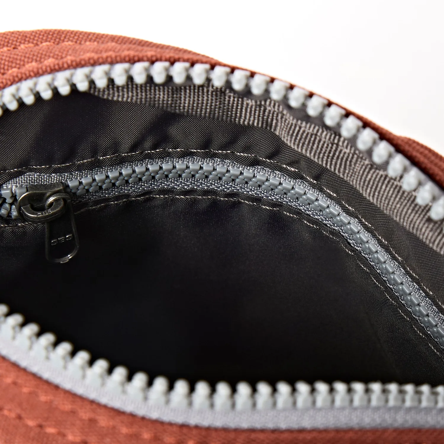 Roka London Bond crossbody taske Henna Small vandafvisende