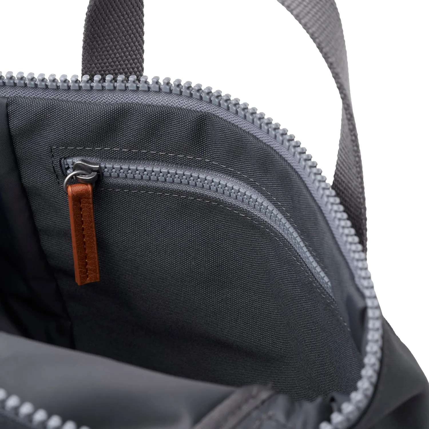 Roka London Finchley Small rygsæk Faded Black tablet-rum