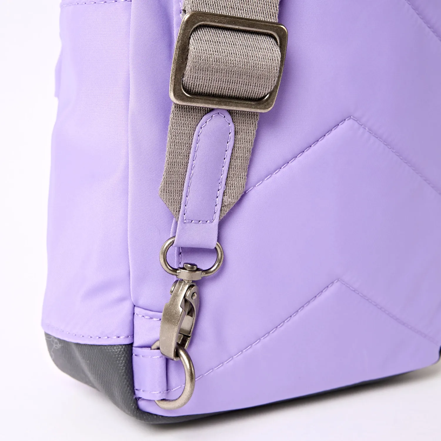 Roka London Willesden crossbody taske Thistle Bloom Large recycled nylon