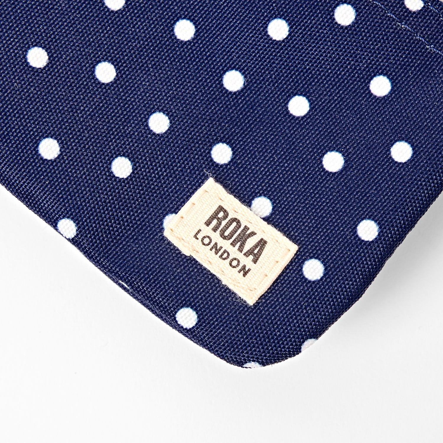 Roka London Carnaby pung Navy Polka Dot Small 0,2 liter