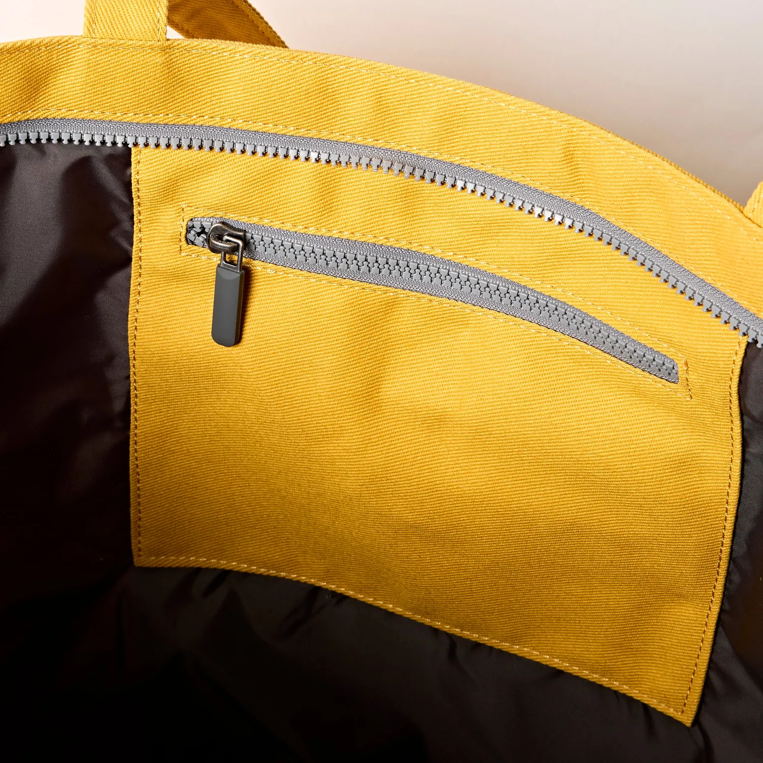 Roka Portobello tote Large passion fruit 19 liter