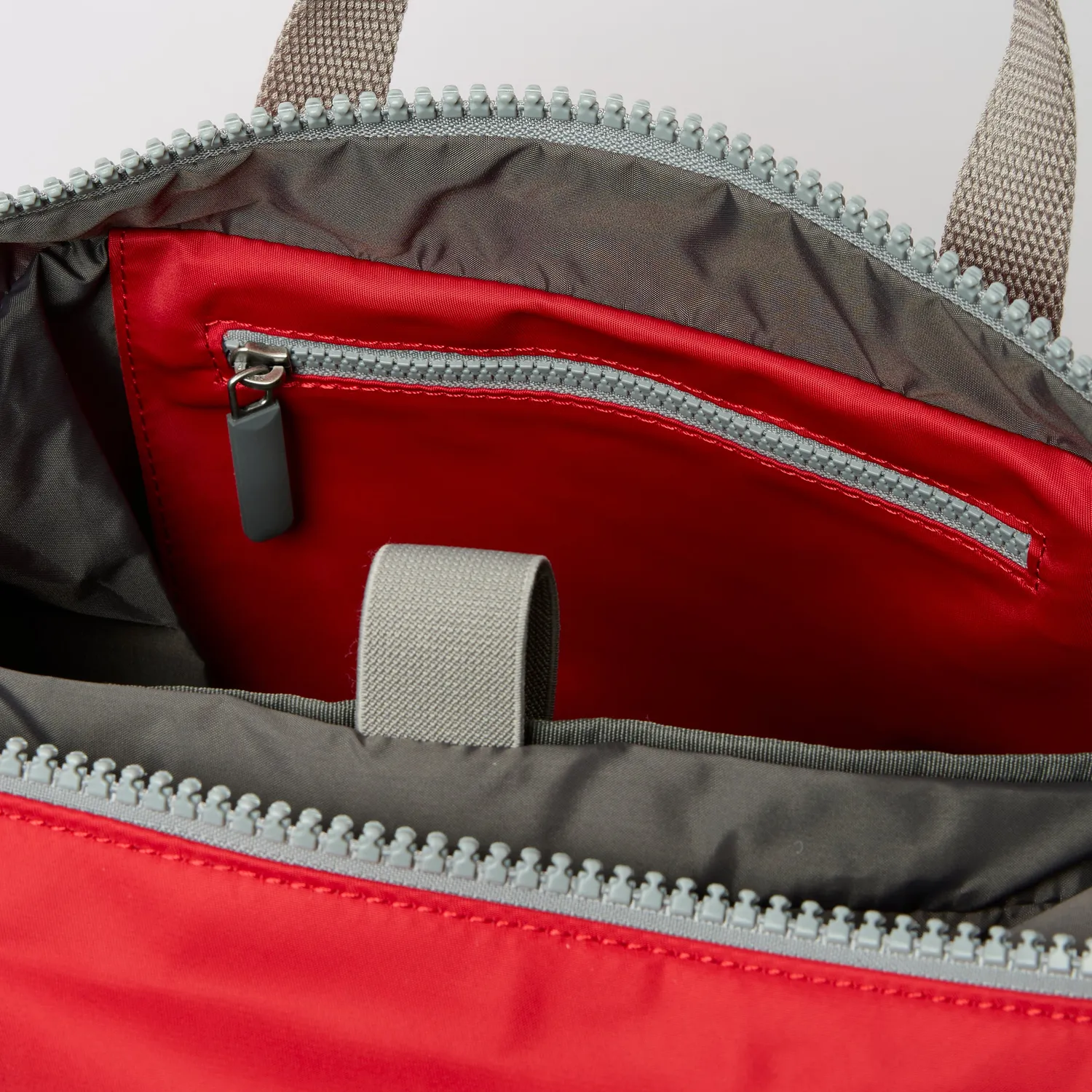 Roka London Camden J rygsæk Medium rødstribet 14,5L