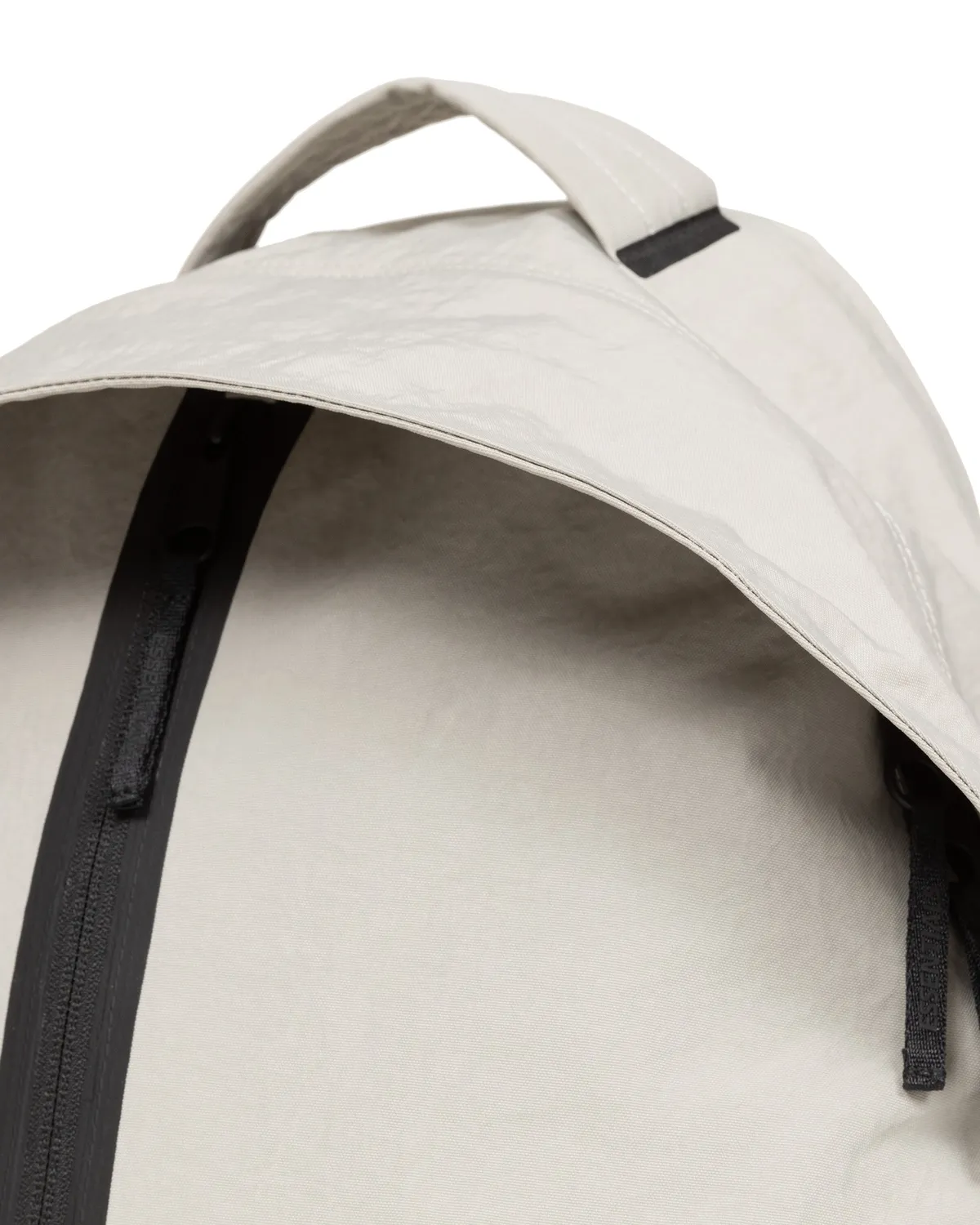 Eastpak Essentials rygsæk Cement Medium regnslag