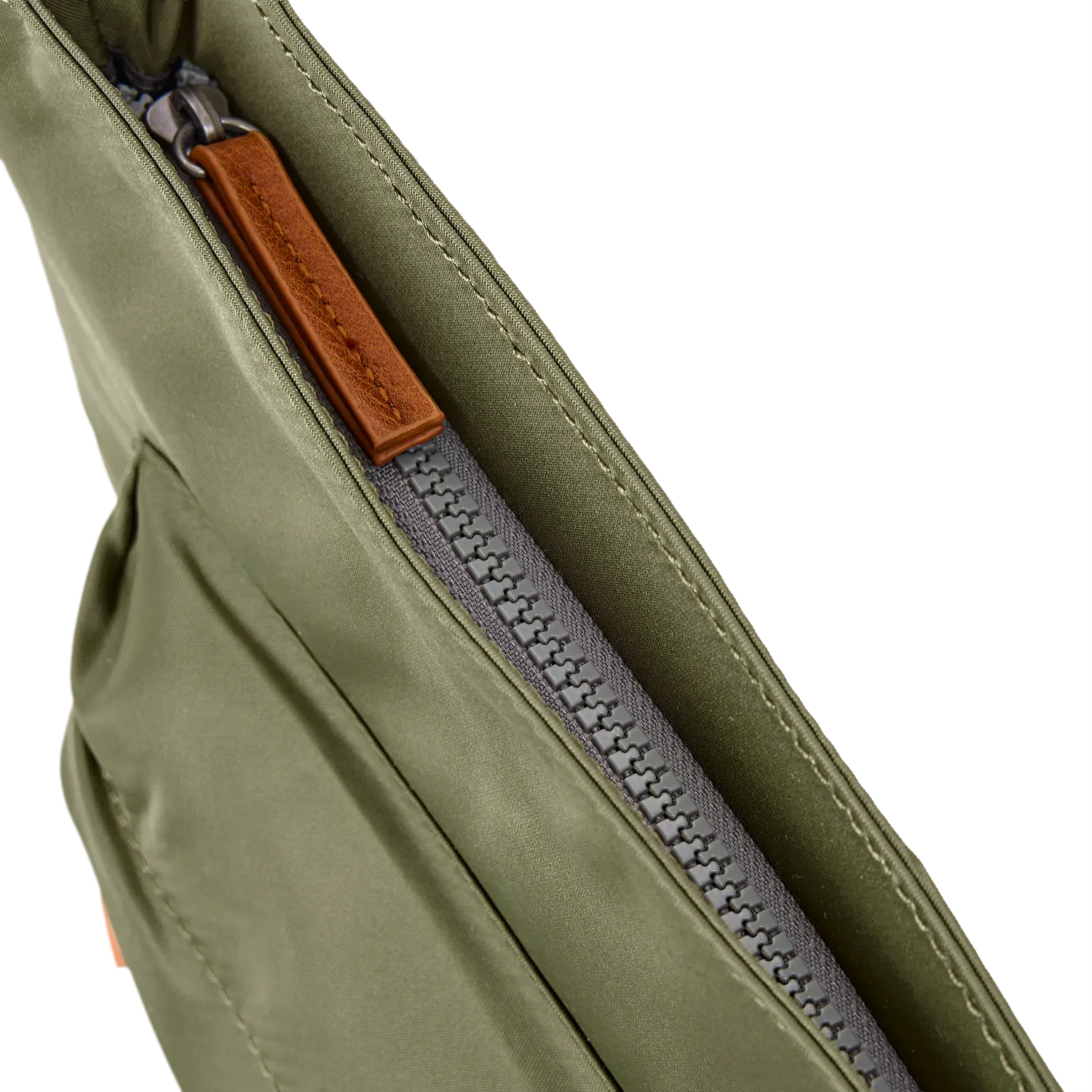 Roka Kennington crossbody taske Medium chive vejrbestandig