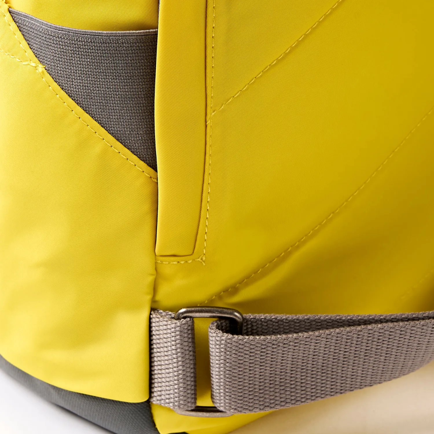 Roka London Canfield Roll Top rygsæk Passion Fruit nylon