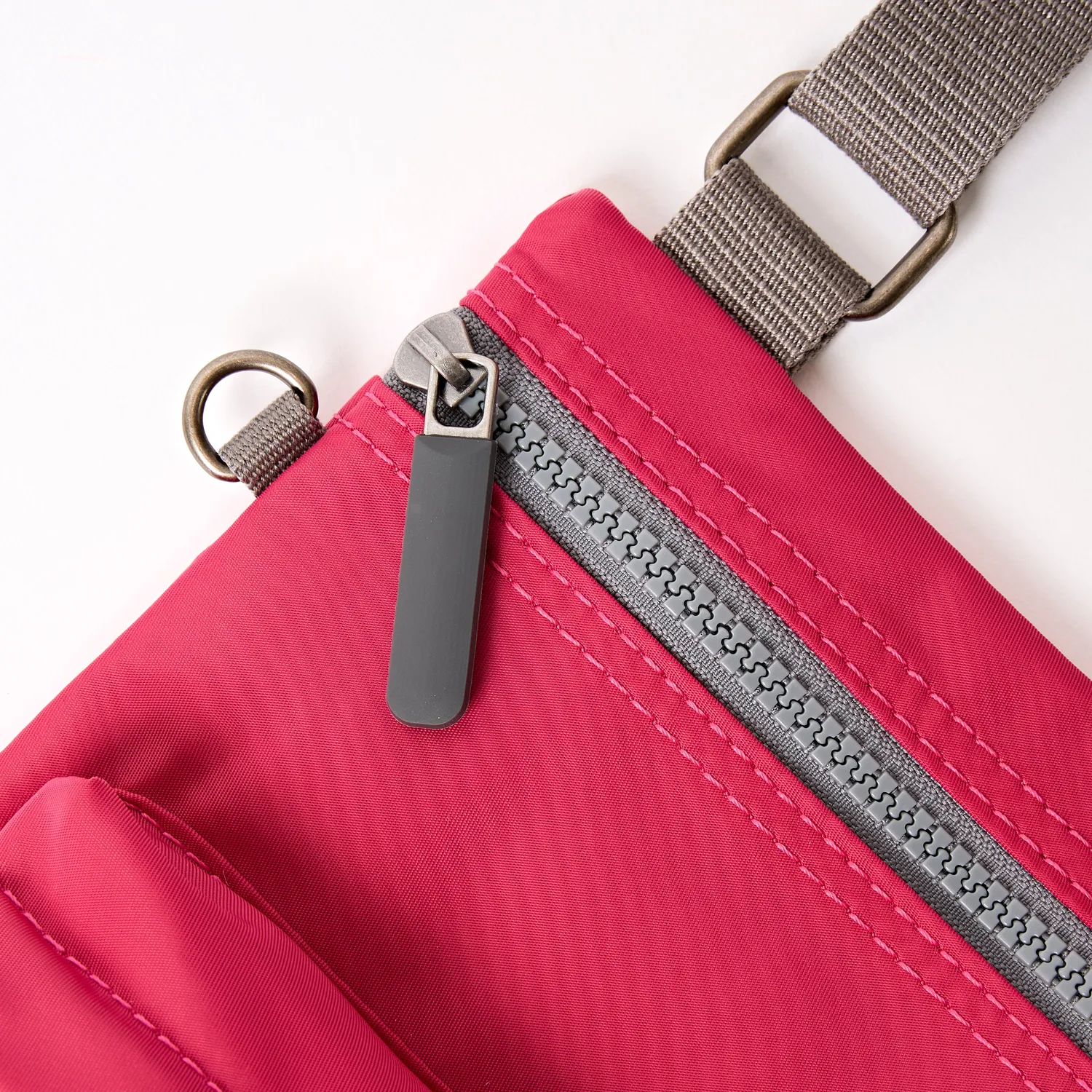 Roka London Chelsea B crossbody taske granita red medium