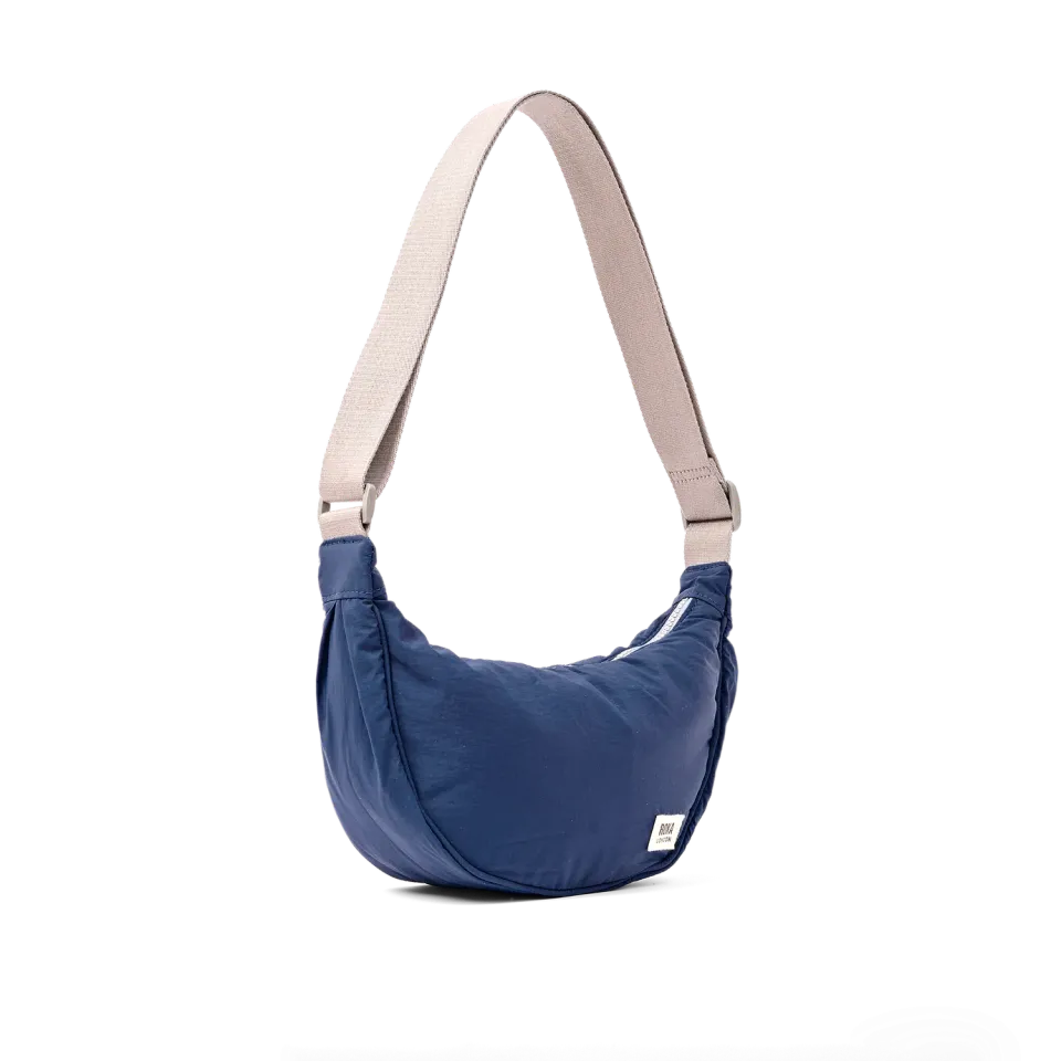 Roka London Farringdon skuldertaske Small mørkeblå 4,2 liter