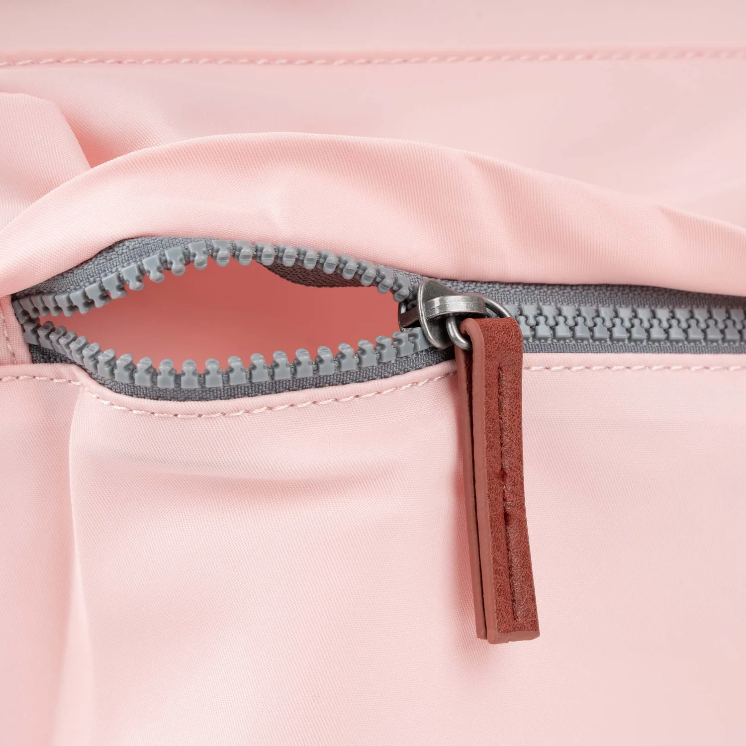 Roka Kennington skuldertaske English Rose M struktureret