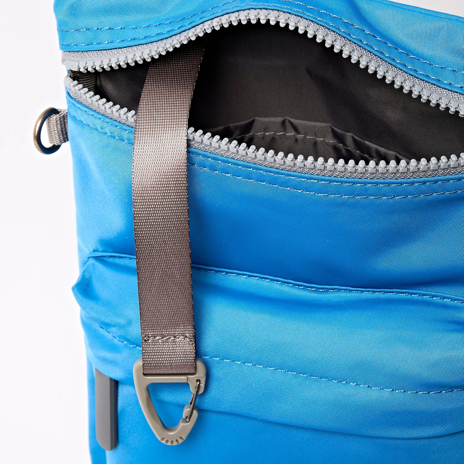 Roka London Chelsea B skuldertaske Medium blå let 0,6 liter