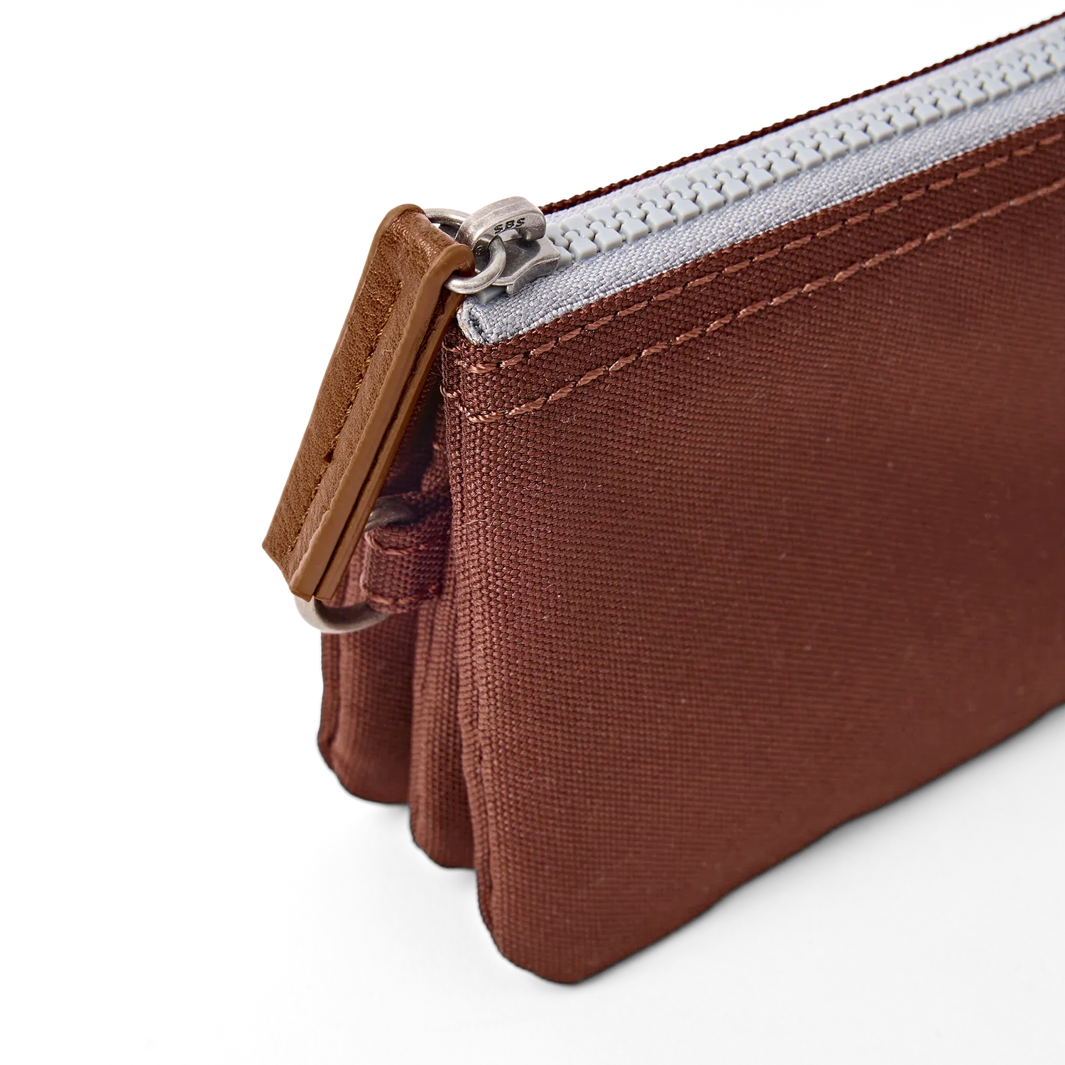 Roka London Carnaby pung Chocolate Small 0,2 liter