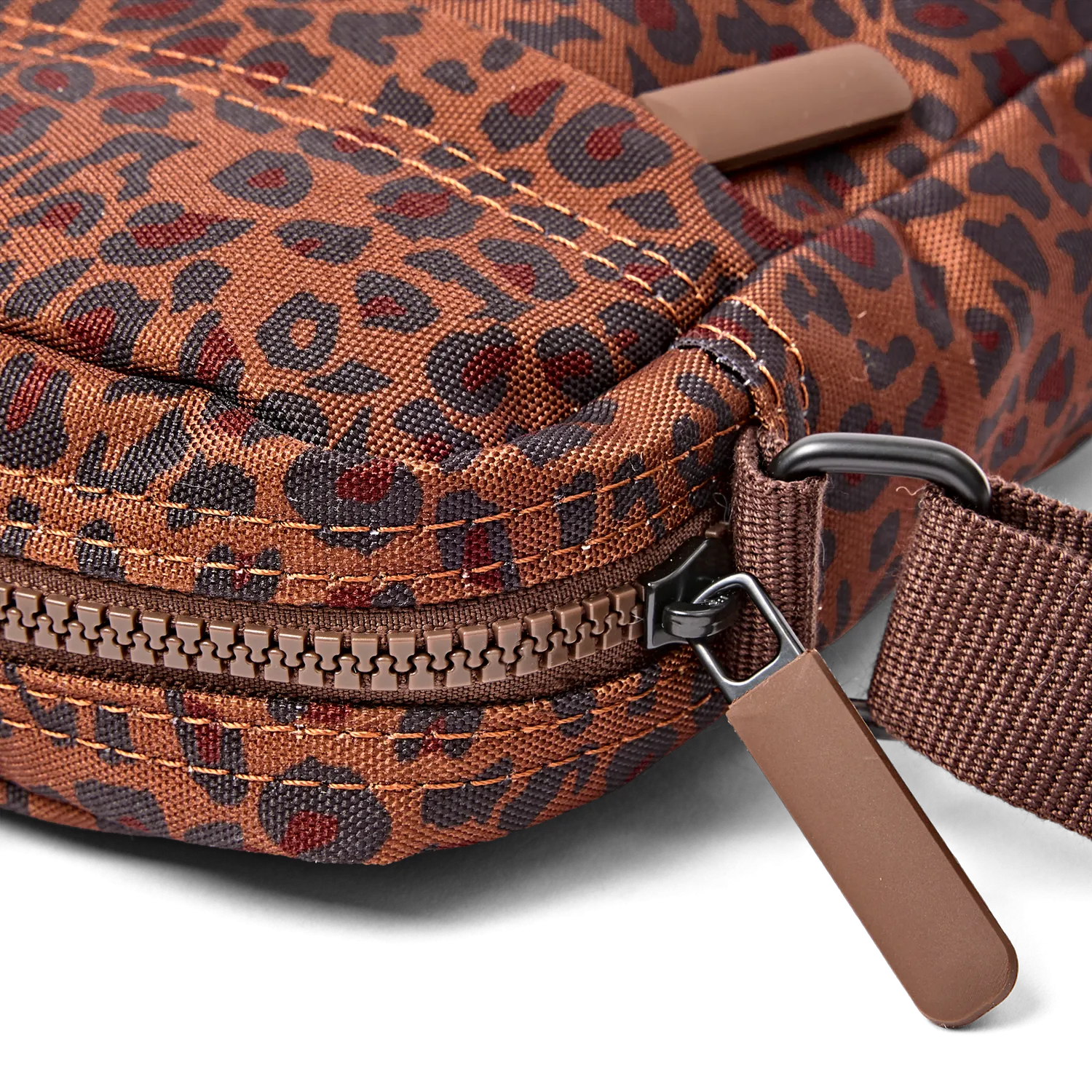 Roka London Bond Pocket crossbody taske Small mini leopard