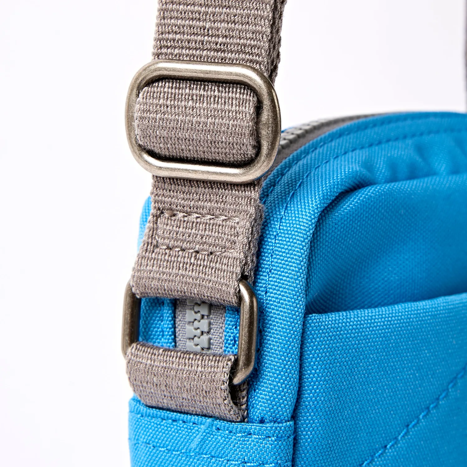 Roka London Bond crossbody Malibu Blue small 1,5 liter foret lomme