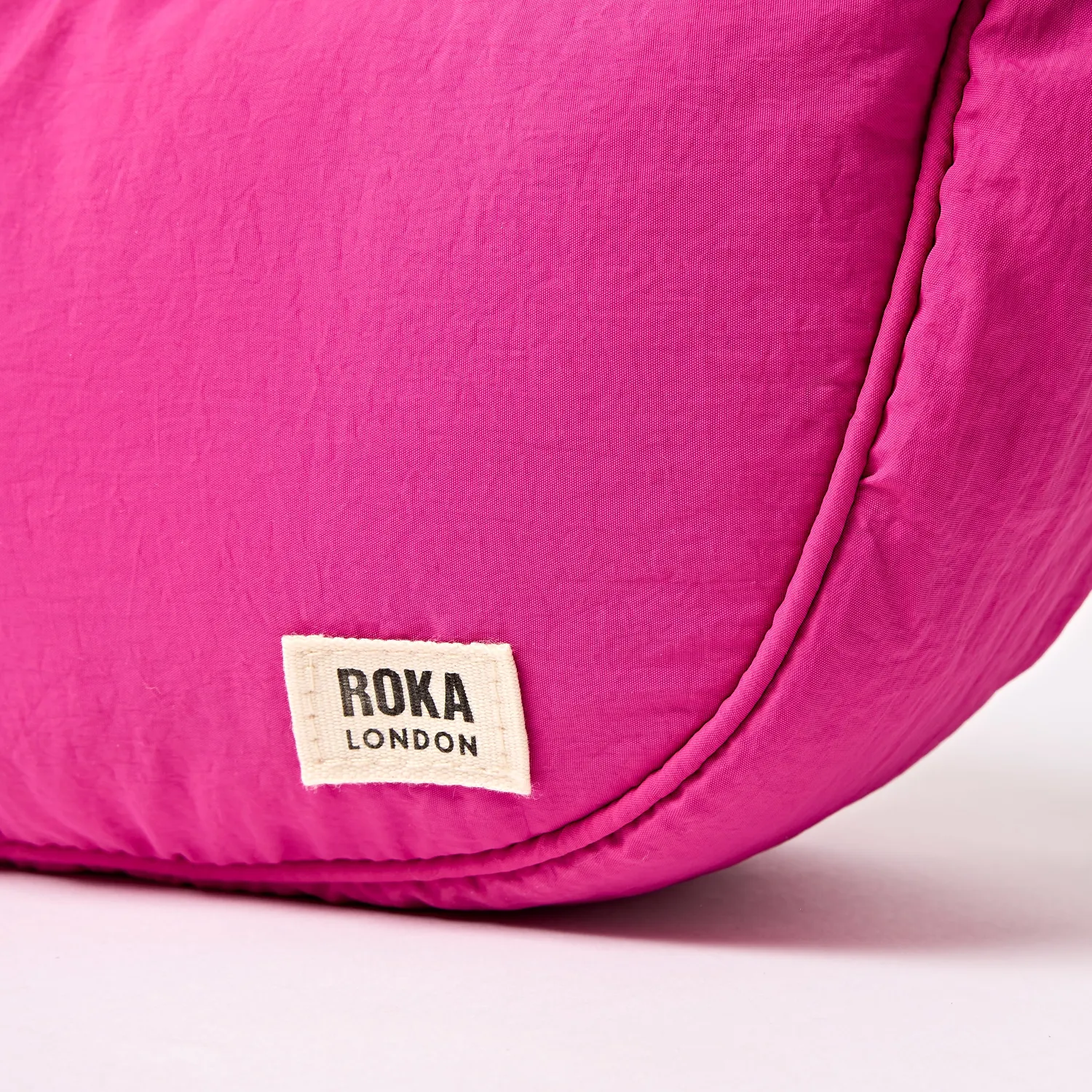 Roka London Farringdon Half Moon Bag crossbody taske Small very berry