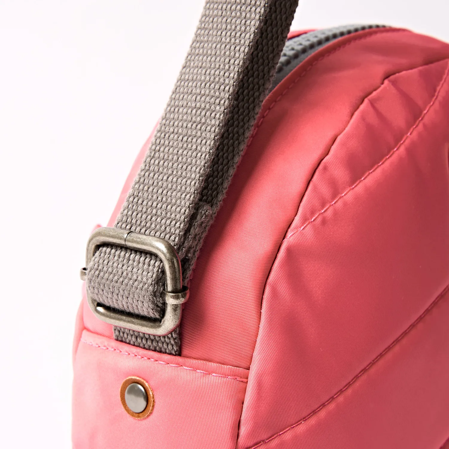 Roka Paddington rund skuldertaske Pink Lemonade Small