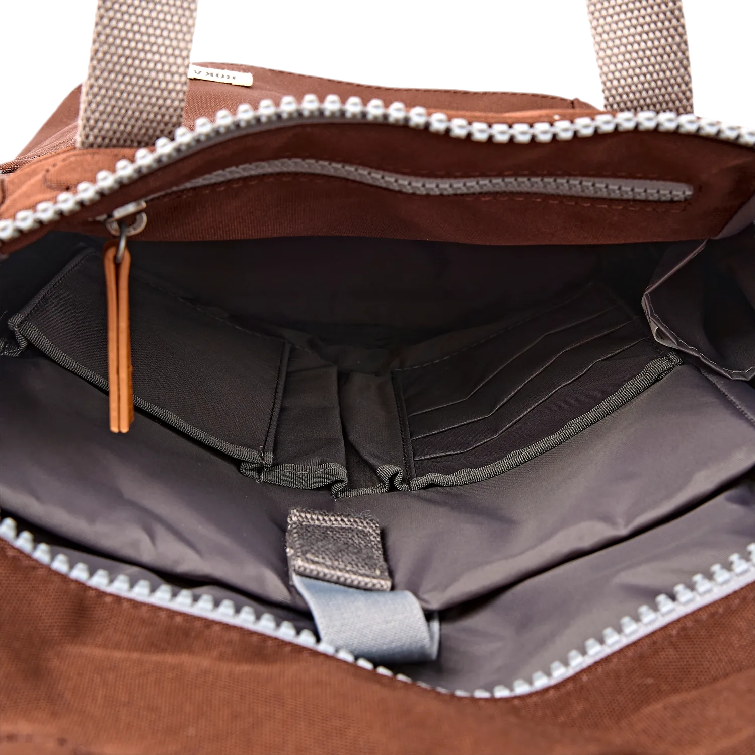Roka London Finchley rygsæk Chocolate Medium laptoprum
