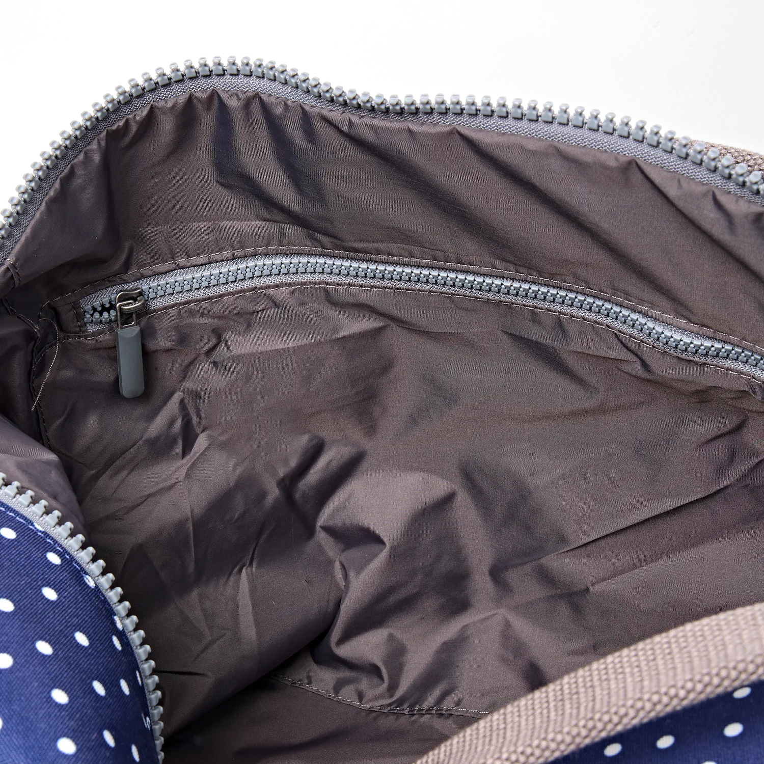 Roka London Heathrow duffelbag Navy Polka Dot Large skorum