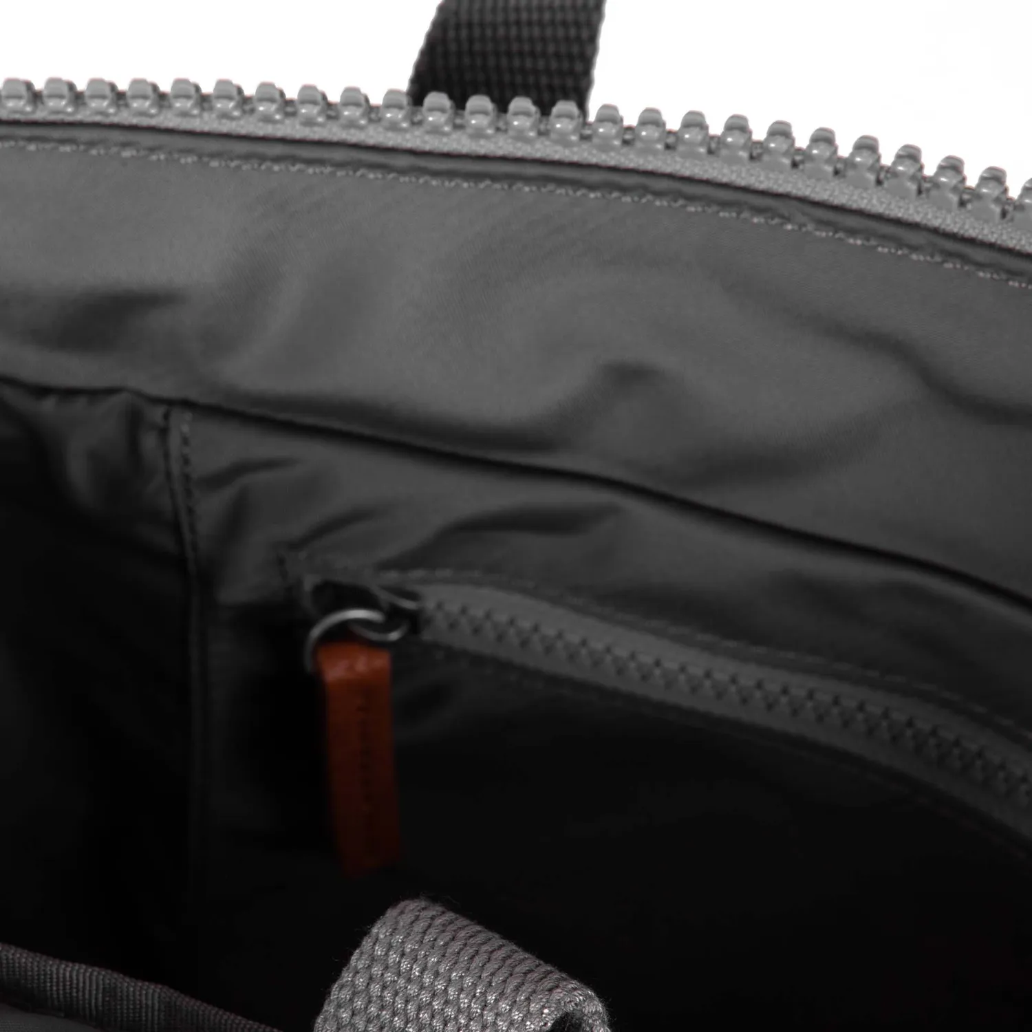 Roka London Bantry Rygsæk Graphite Medium 14 liter genbrug