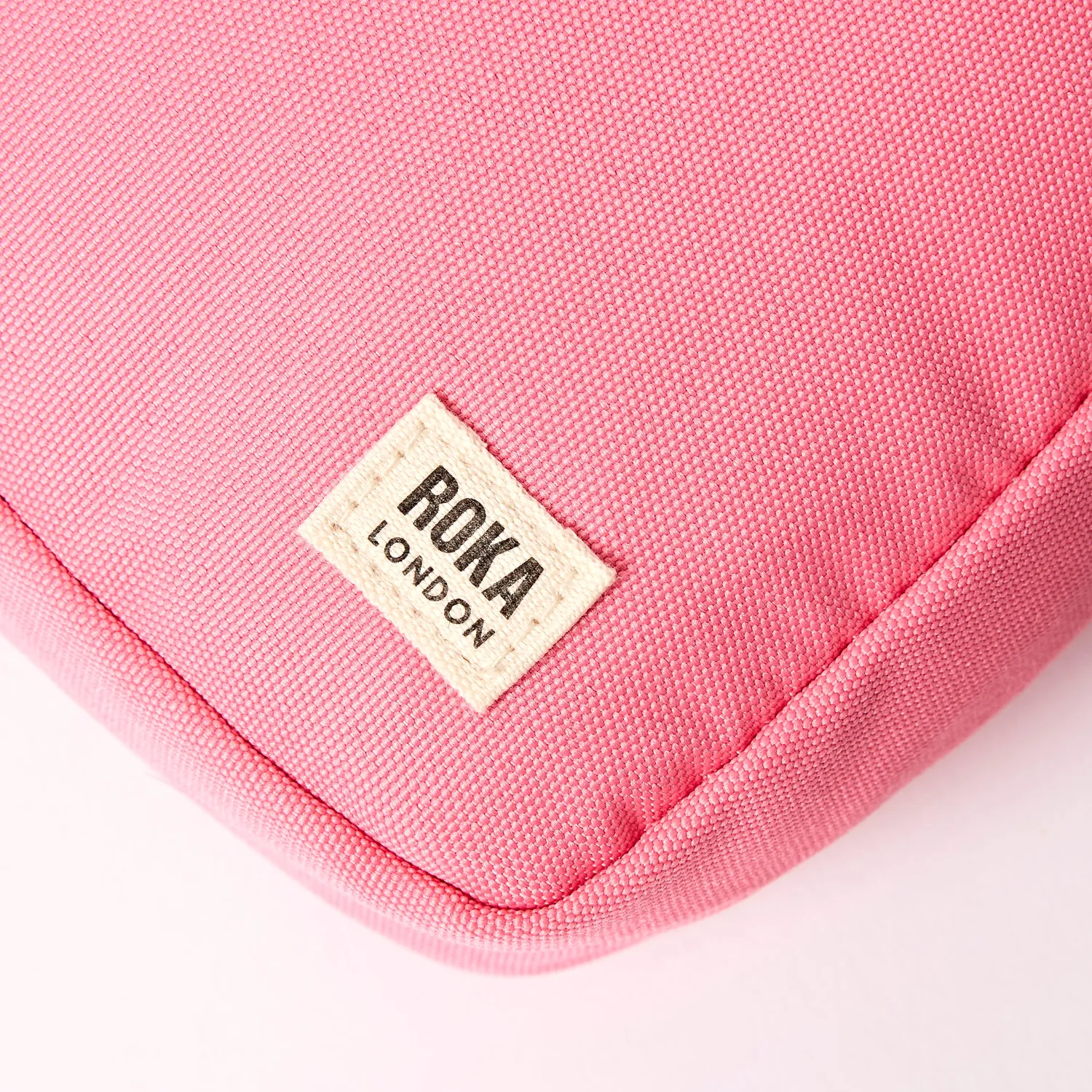 Roka London Bond crossbody taske Small lyserød
