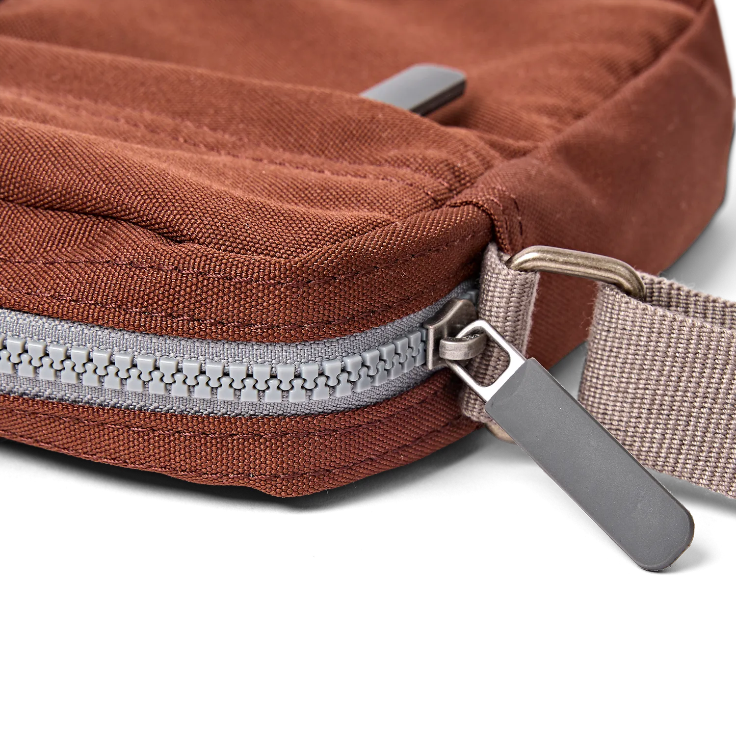 Roka London Bond Pocket crossbody taske Chocolate Small vejrafvisende