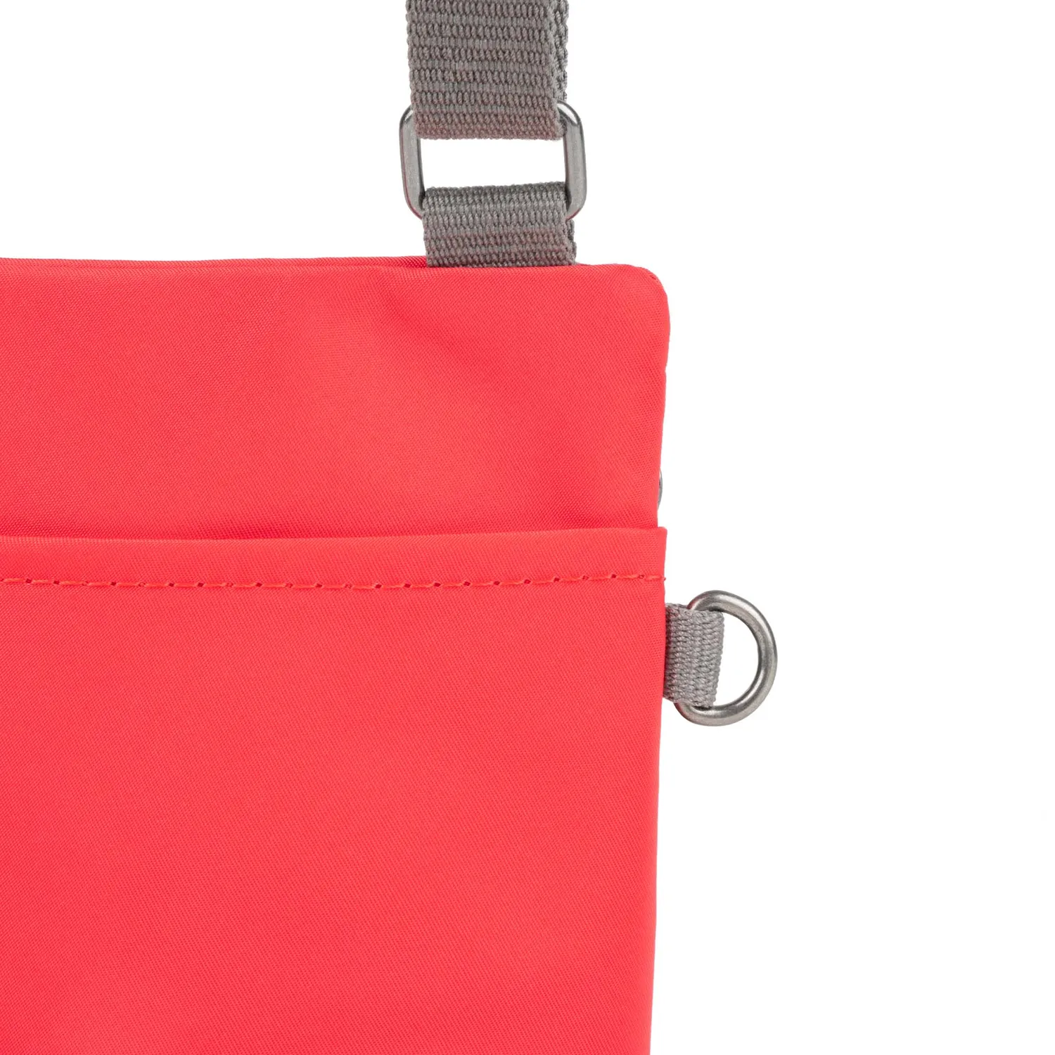 Roka London Chelsea Pocket Sling skuldertaske Poppy XS vejrbestandig