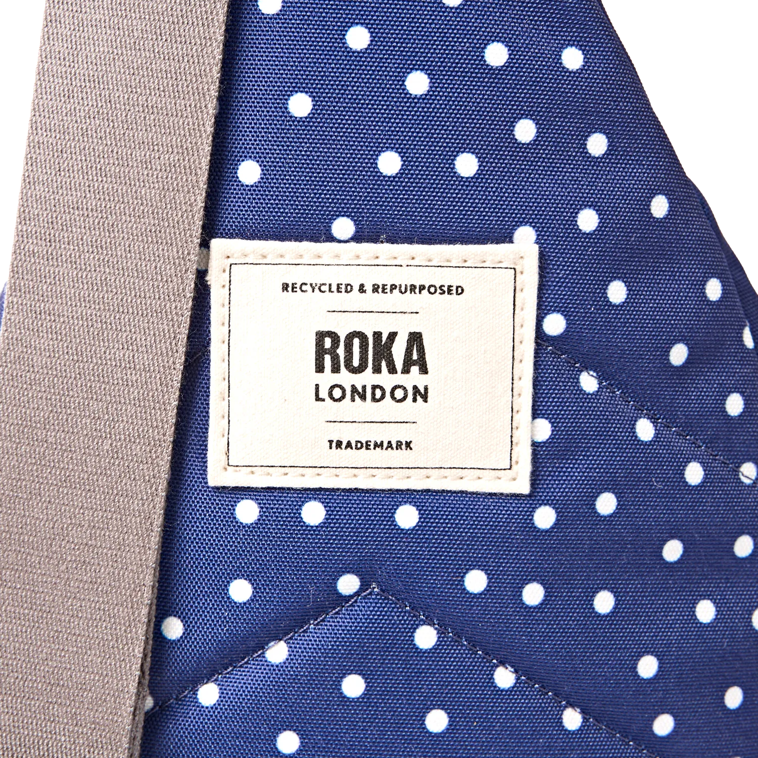Roka Willesden crossbody taske navy prik Large med lynlås