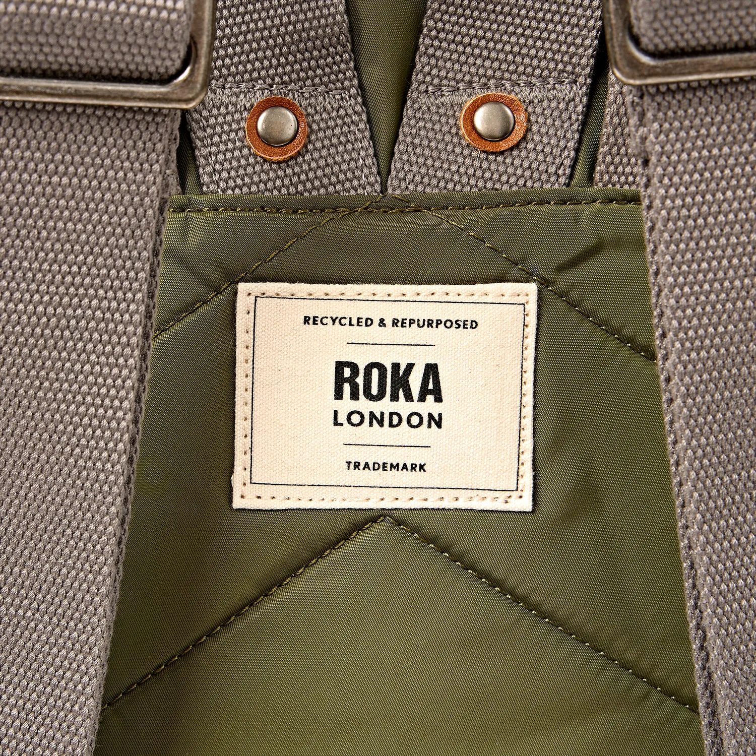 Roka London Canfield Roll Top rygsæk Chive M 16,4 liter