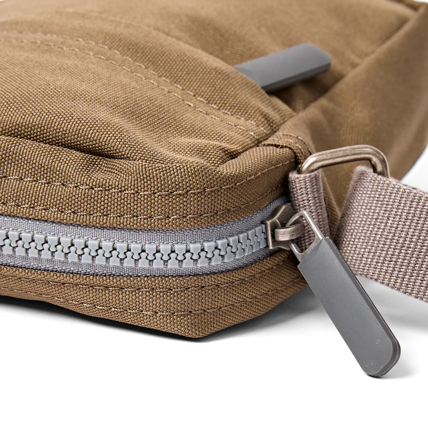 Roka London Bond Small crossbody taske Sea Spray 1,5 liter