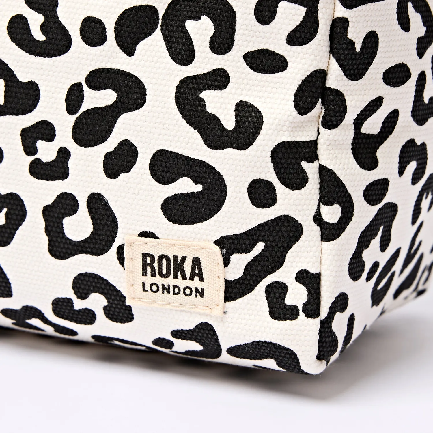 Roka London Maygrove toilettaske summer leopard 4,8 liter