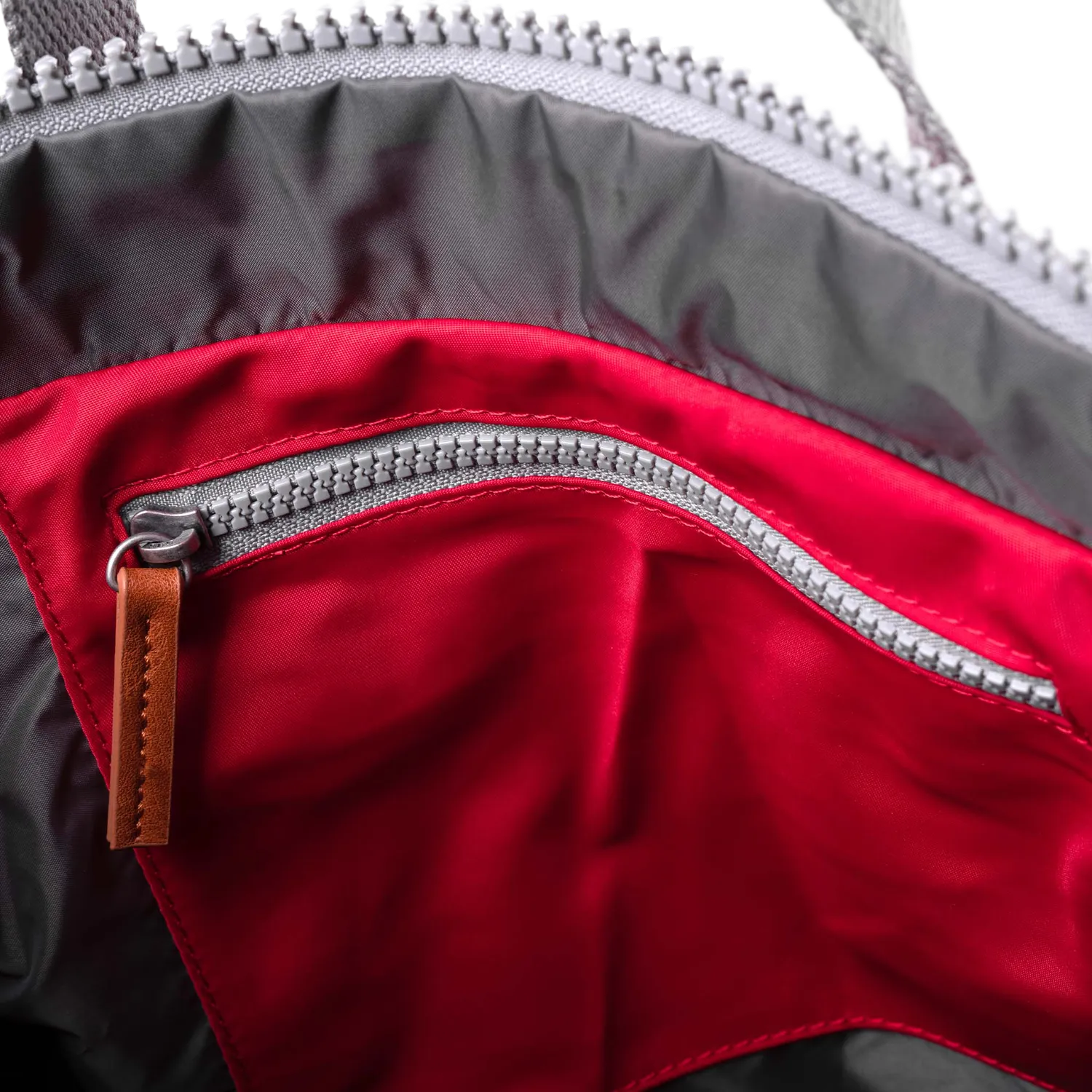 Roka London Bayswater Cranberry rygsæk paraplylomme