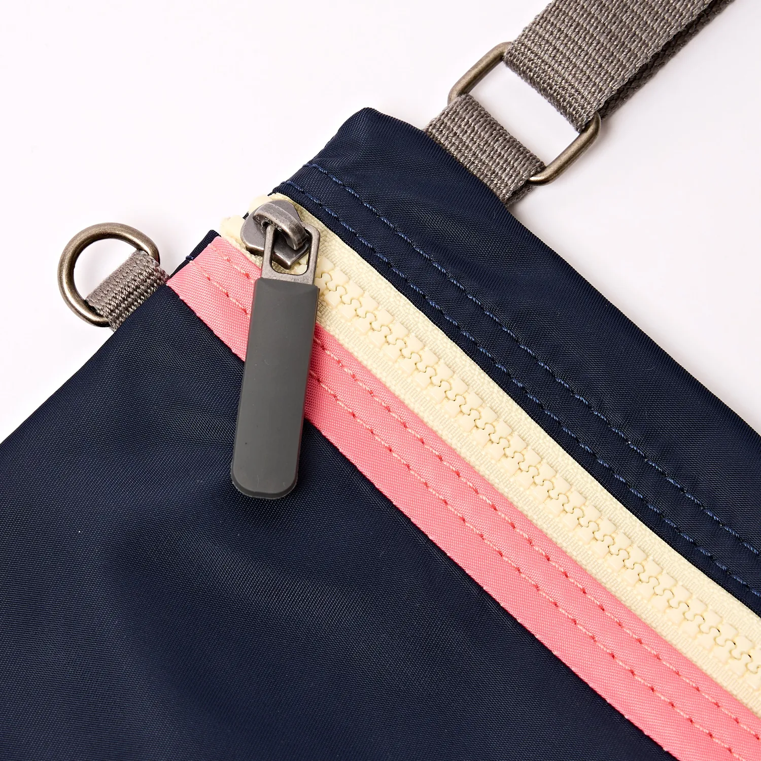 Roka London Chelsea Pocket sling taske Midnight Stripe vegansk