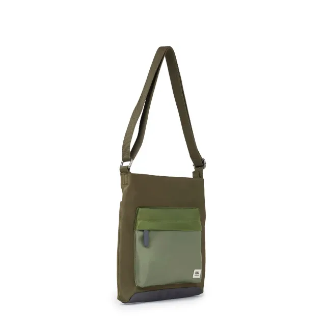 Roka London Kennington Crossbody taske Military Tonal Medium vandafvisende