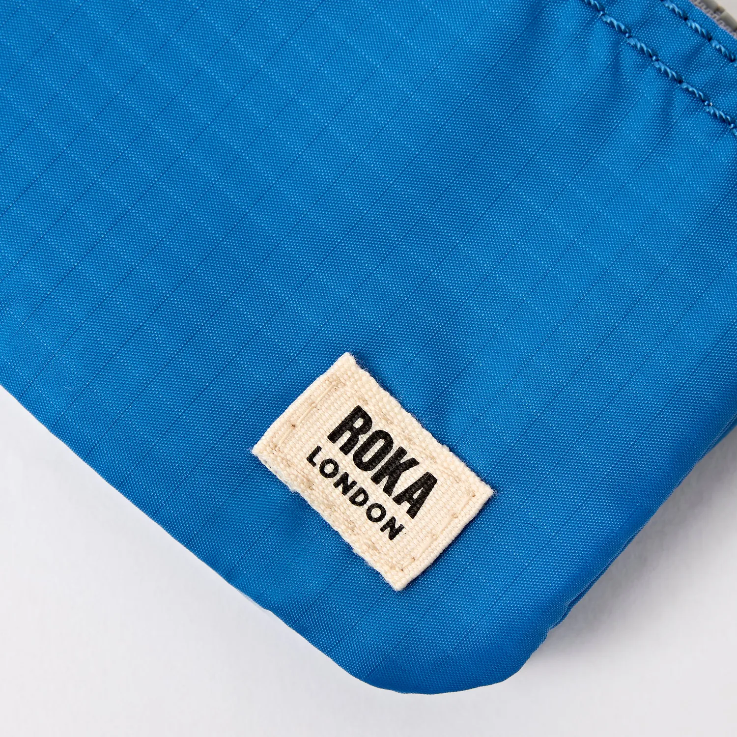 Roka London Carnaby Small pung Malibu Blue med lynlås