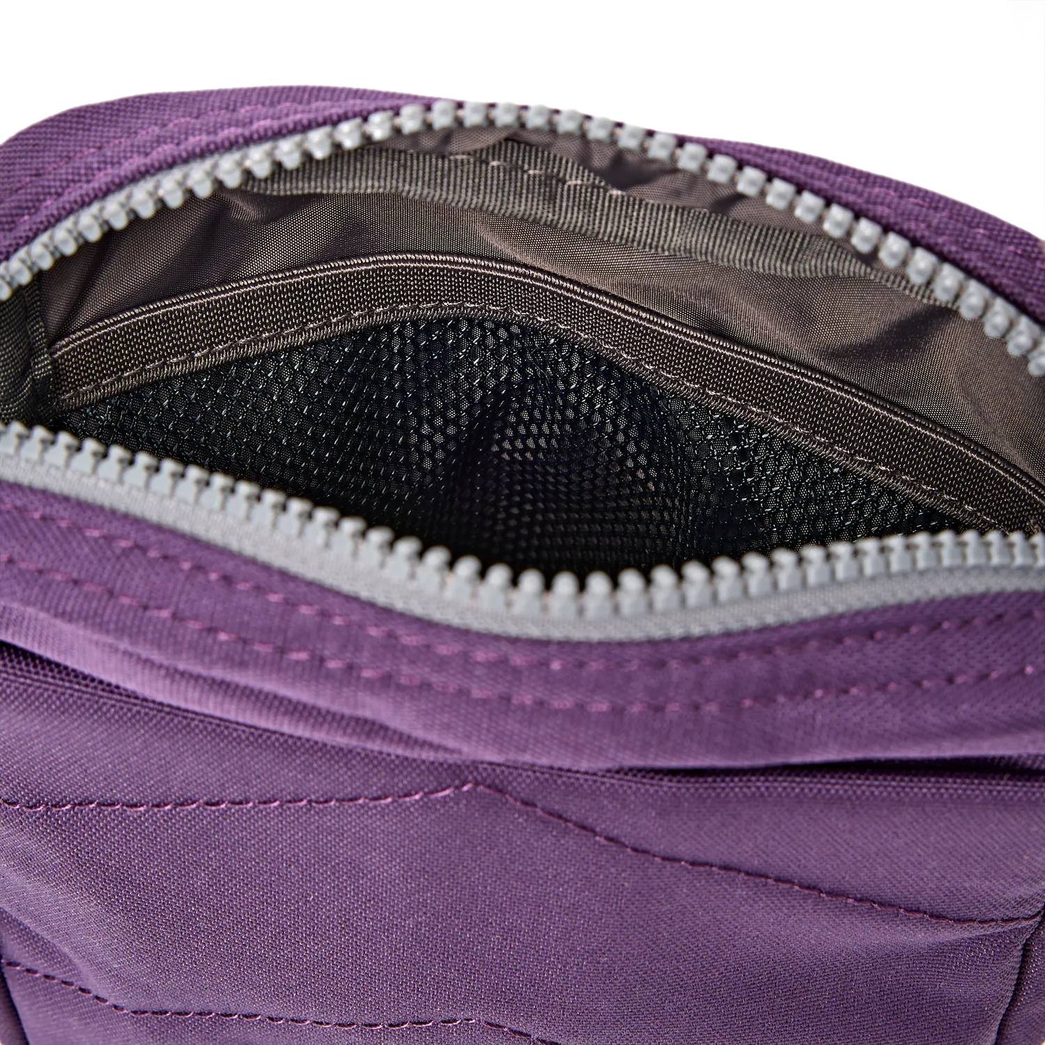 Roka London Bond Small crossbody taske Deep Grape 1,5 liter