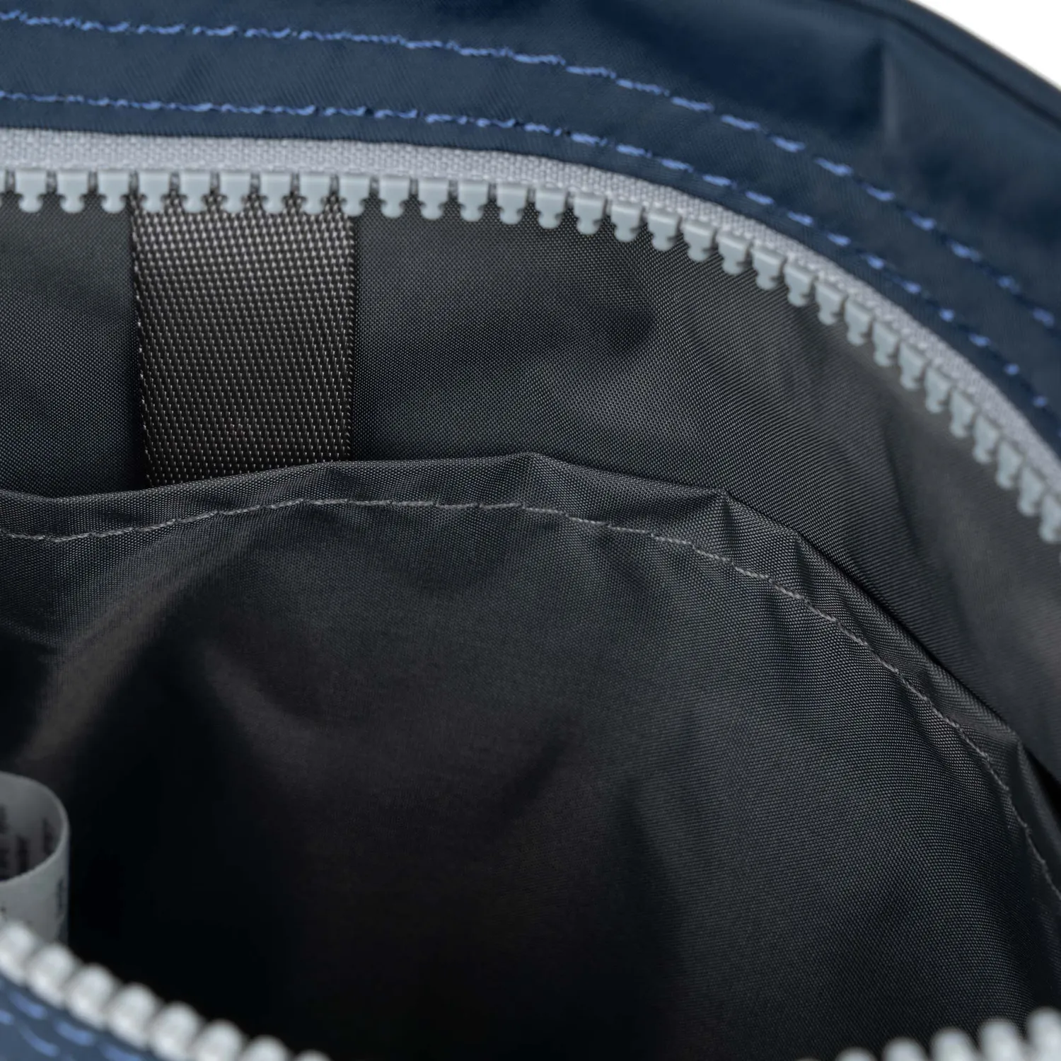 Roka London Chelsea B crossbody taske Midnight Medium vejrbestandig