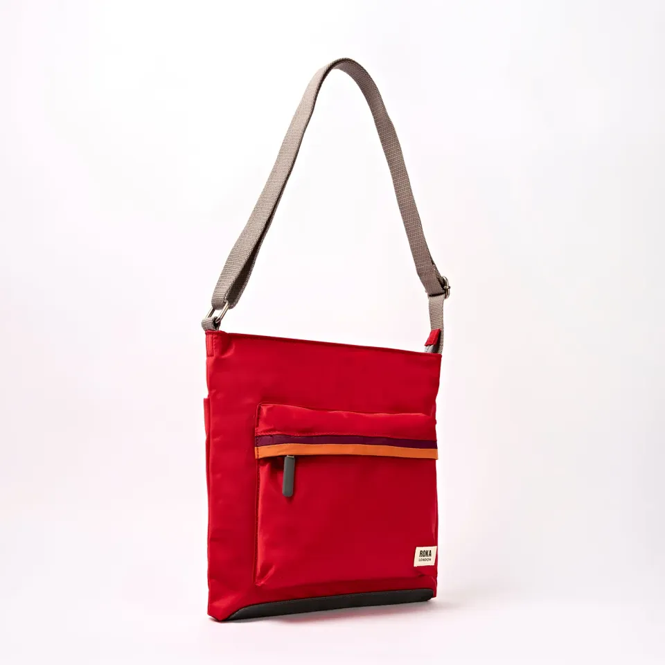 Roka London Kennington crossbodytaske Cranberry Stripe 2,7 liter