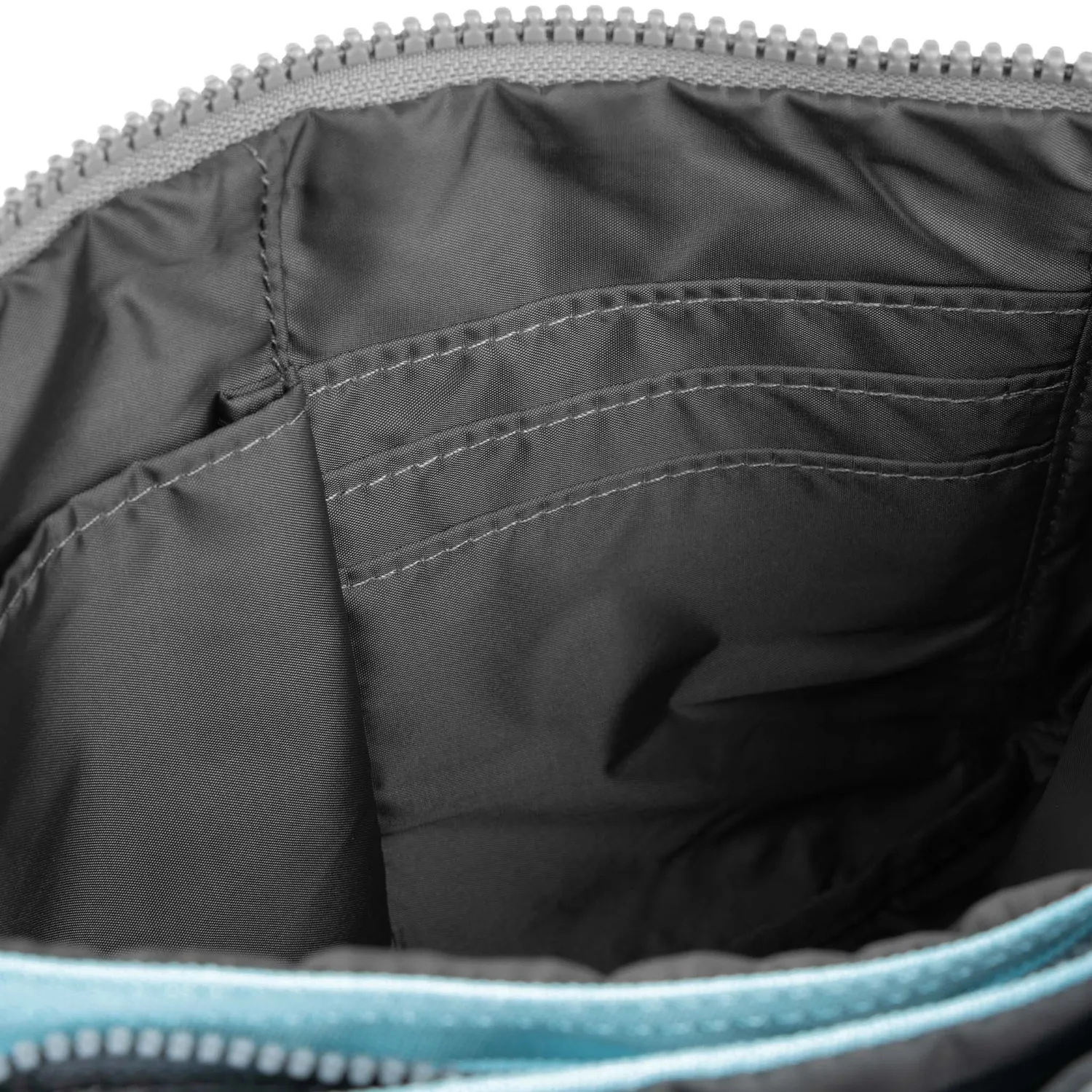 Roka London Carnaby XL crossbody ice med kortrum