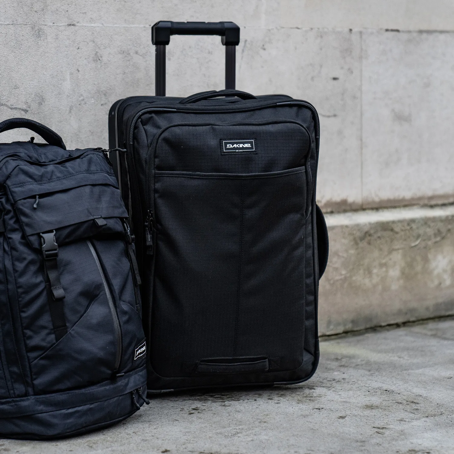 Dakine Status Roller kuffert 42L Black kabine laptop
